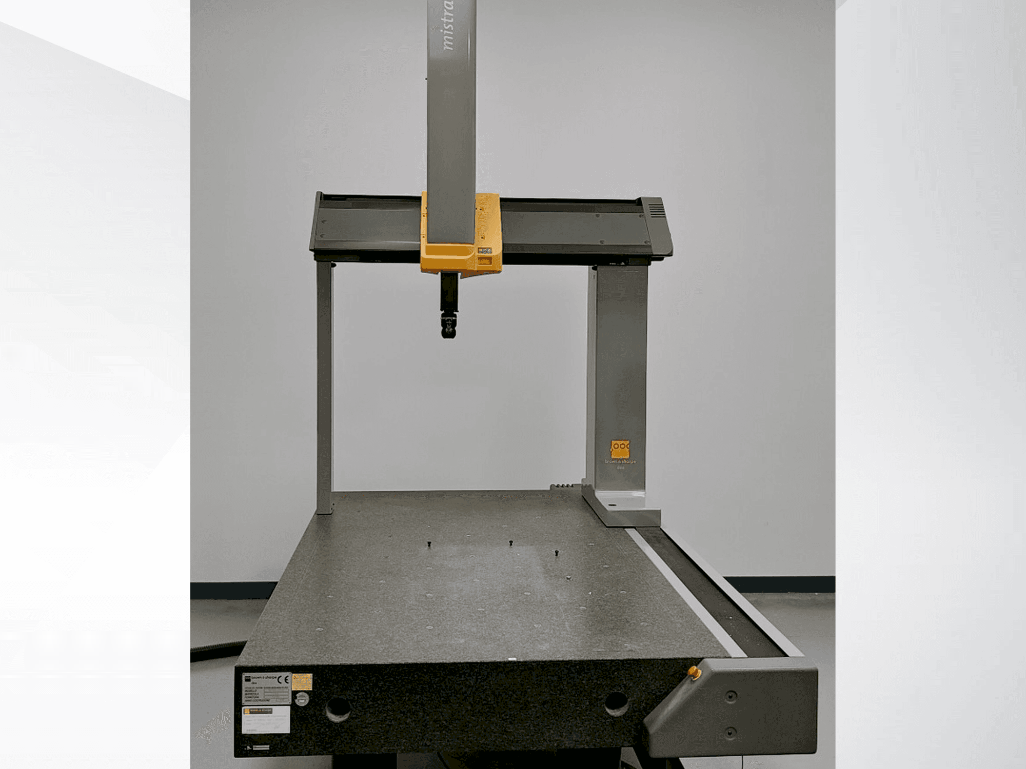 Front view of BROWN & SHARPE Mistral machine