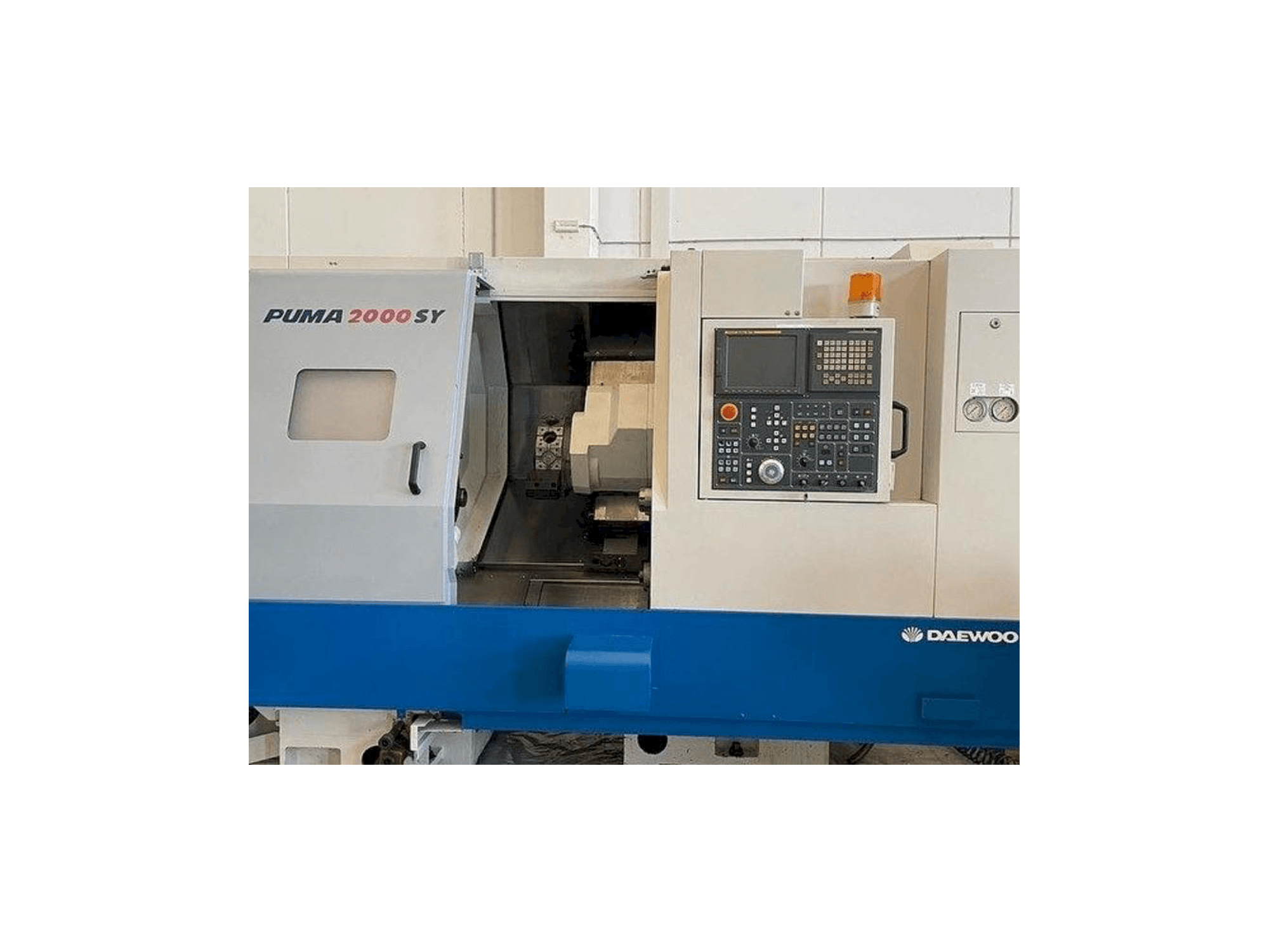 Front view of Doosan Puma 2000SY machine