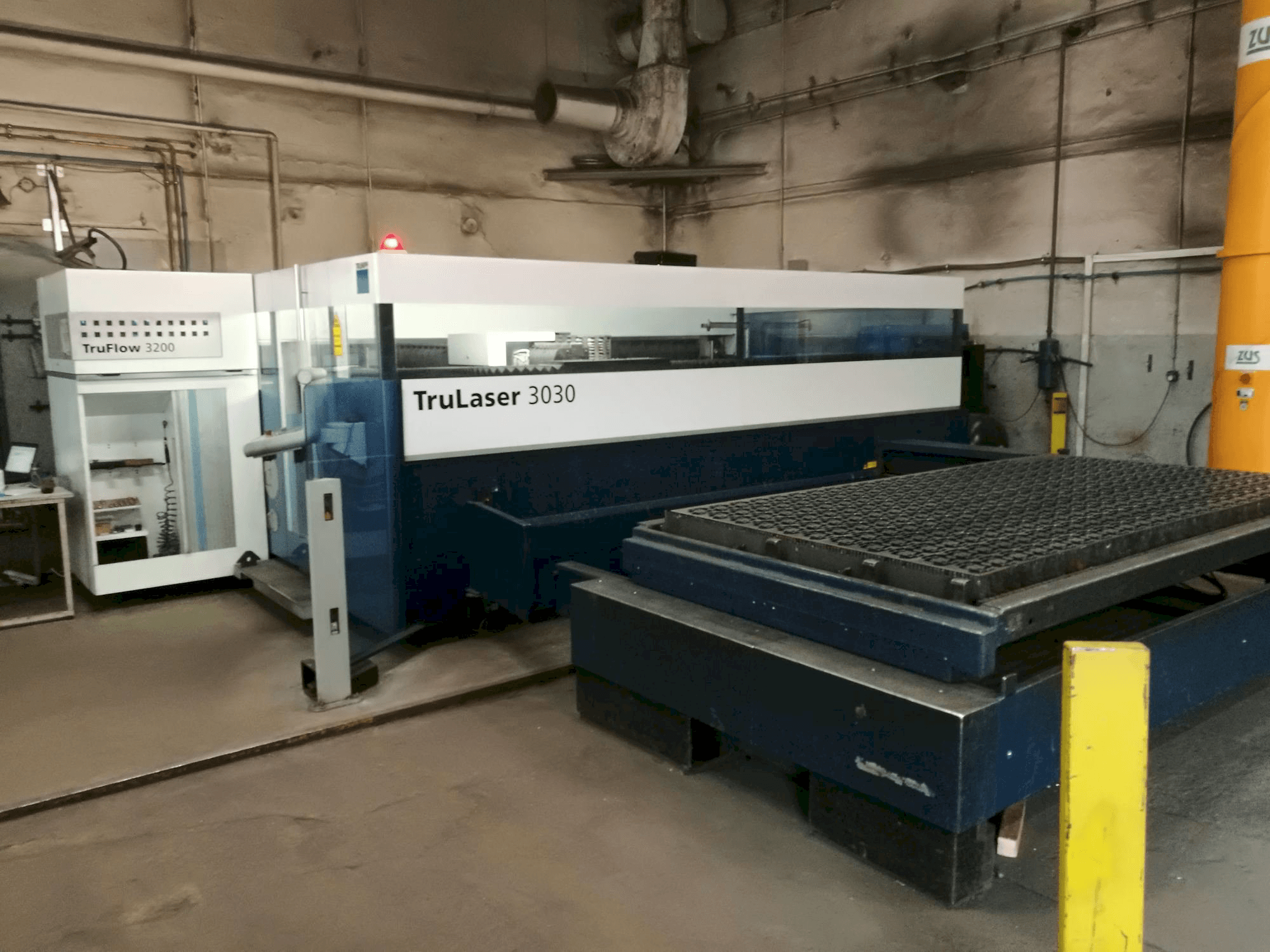 Front view of Trumpf TruLaser 3030 L20 machine
