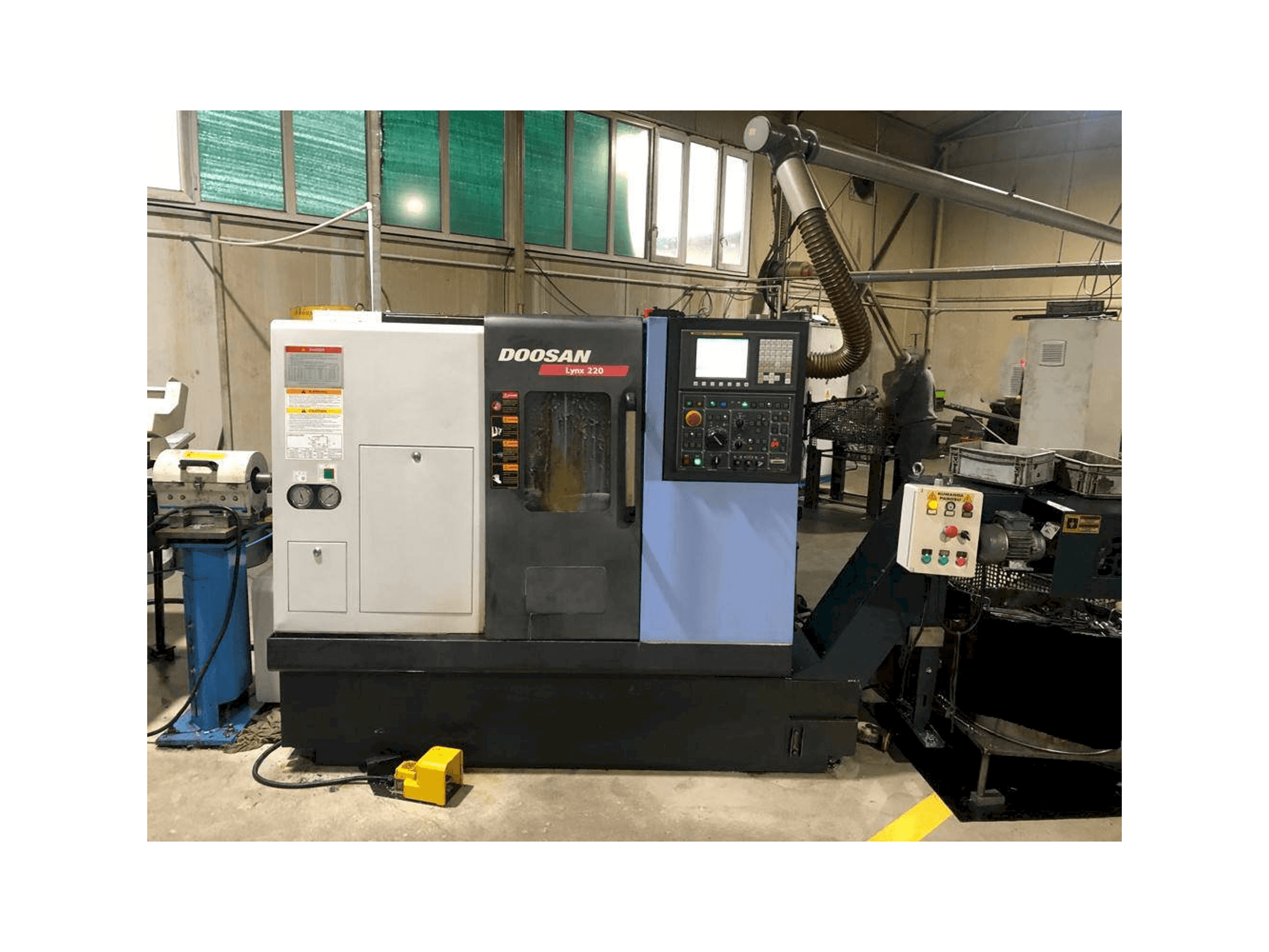 Front view of Doosan Lynx 220 B machine