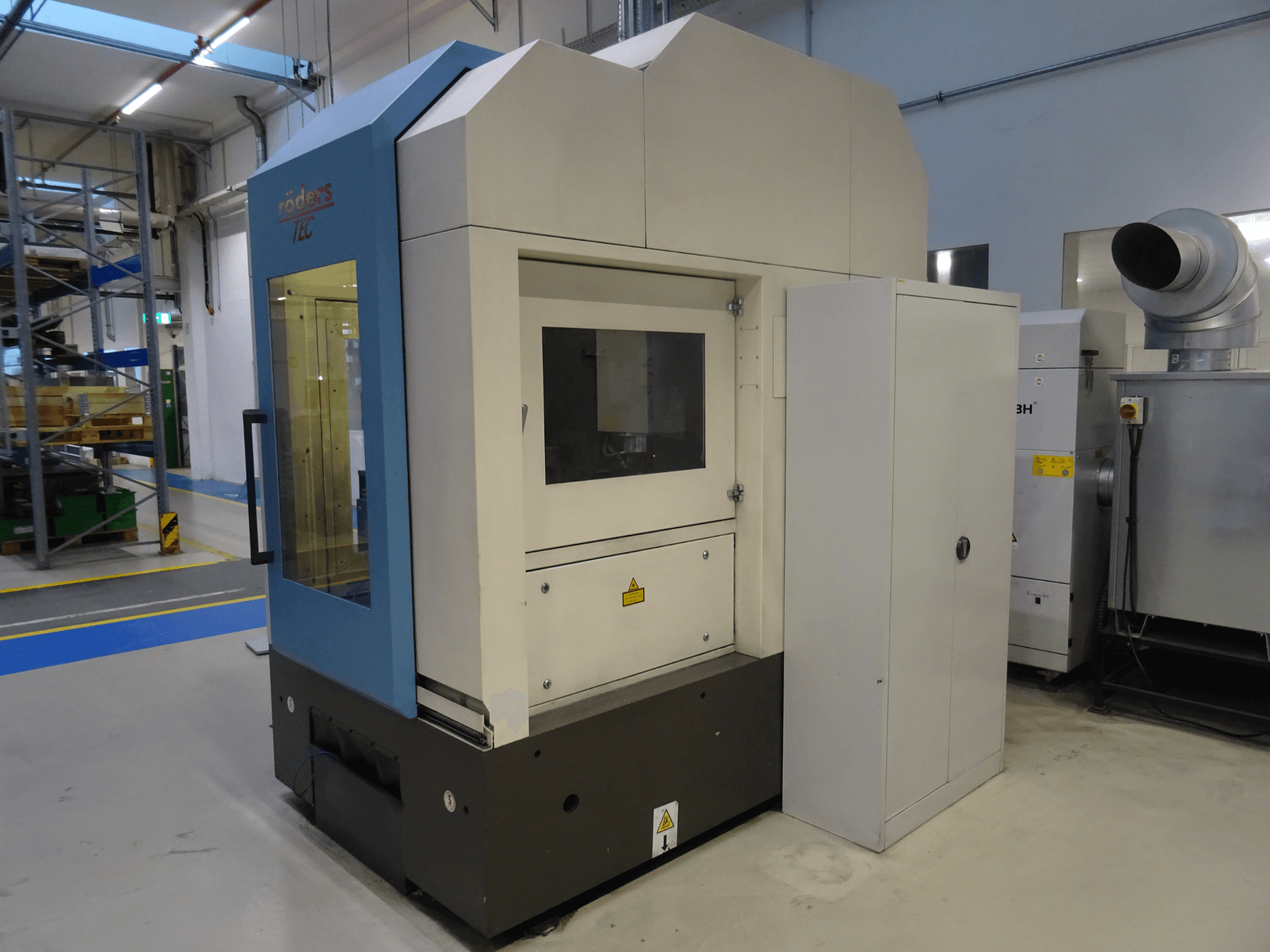 RÖDERS RFM 760 vertical machining center, front view, showcasing a compact design and control panel. Ideal for precise machining.
