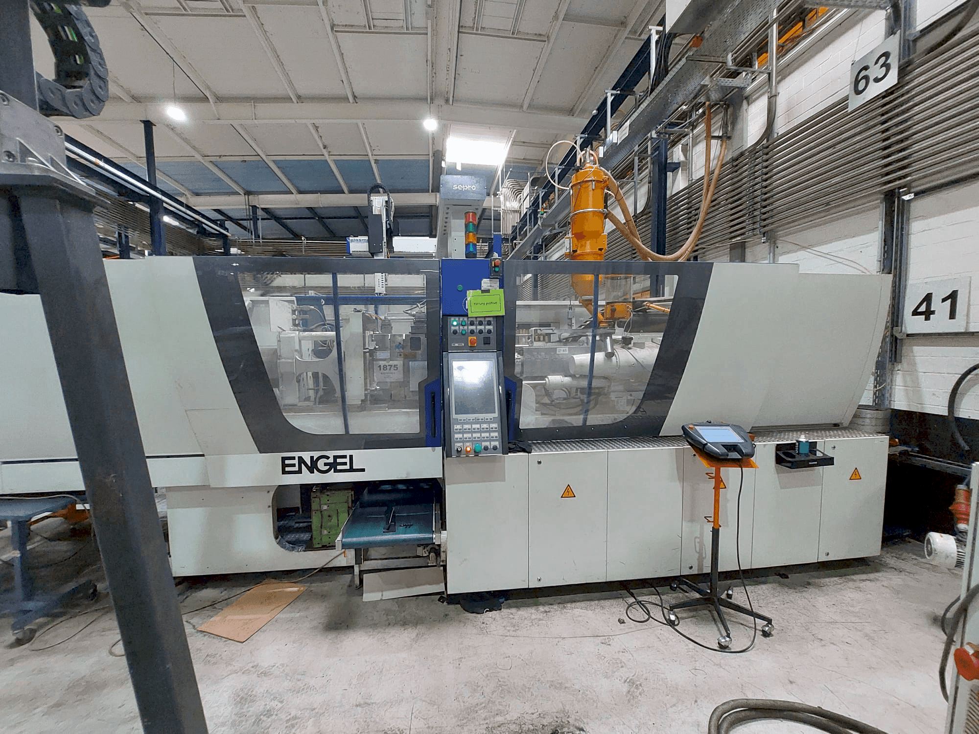 Front view of Engel E Victory 740/160 machine