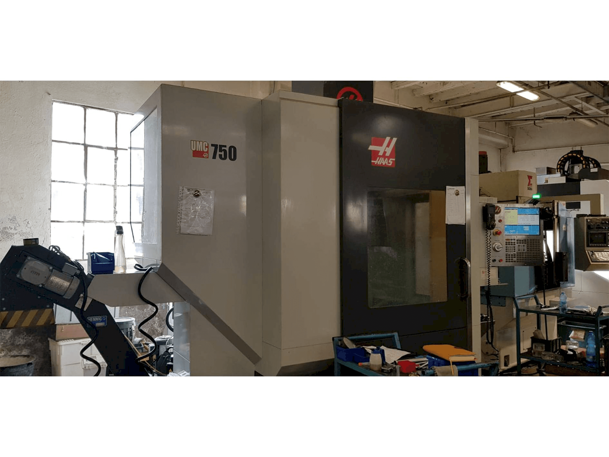 Front view of HAAS UMC 750 machine