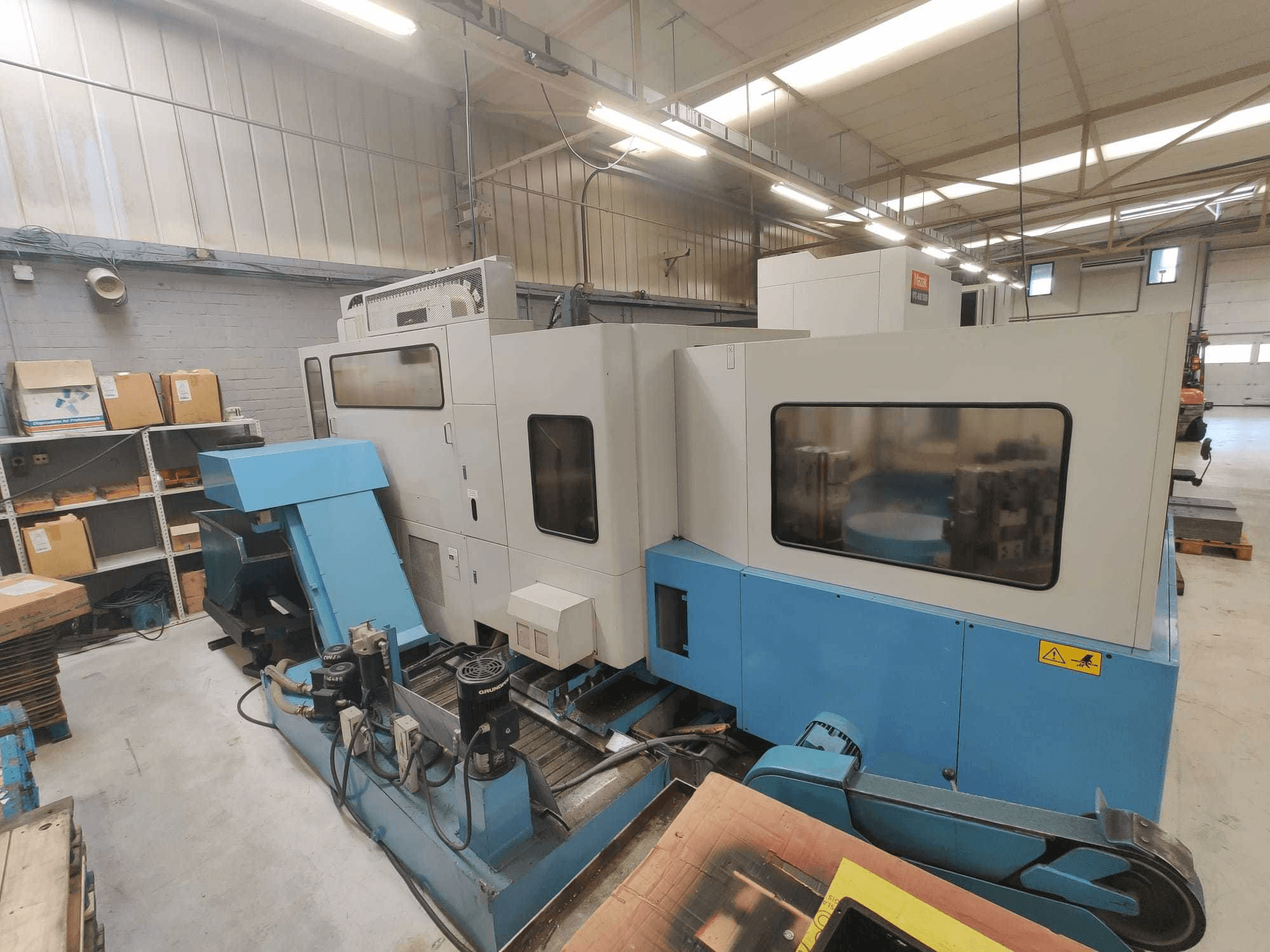 Front view of Mazak H400 machine