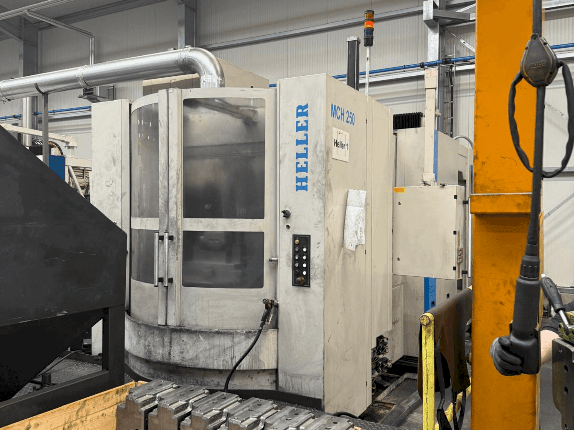 Front view of HELLER MCH 250 machine