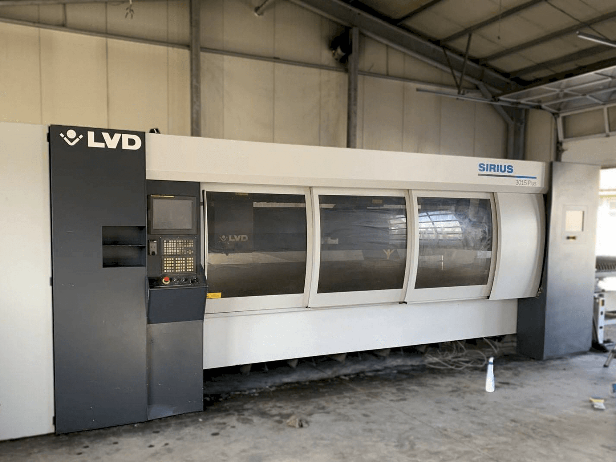 Front view of LVD Sirius Plus 3015 machine