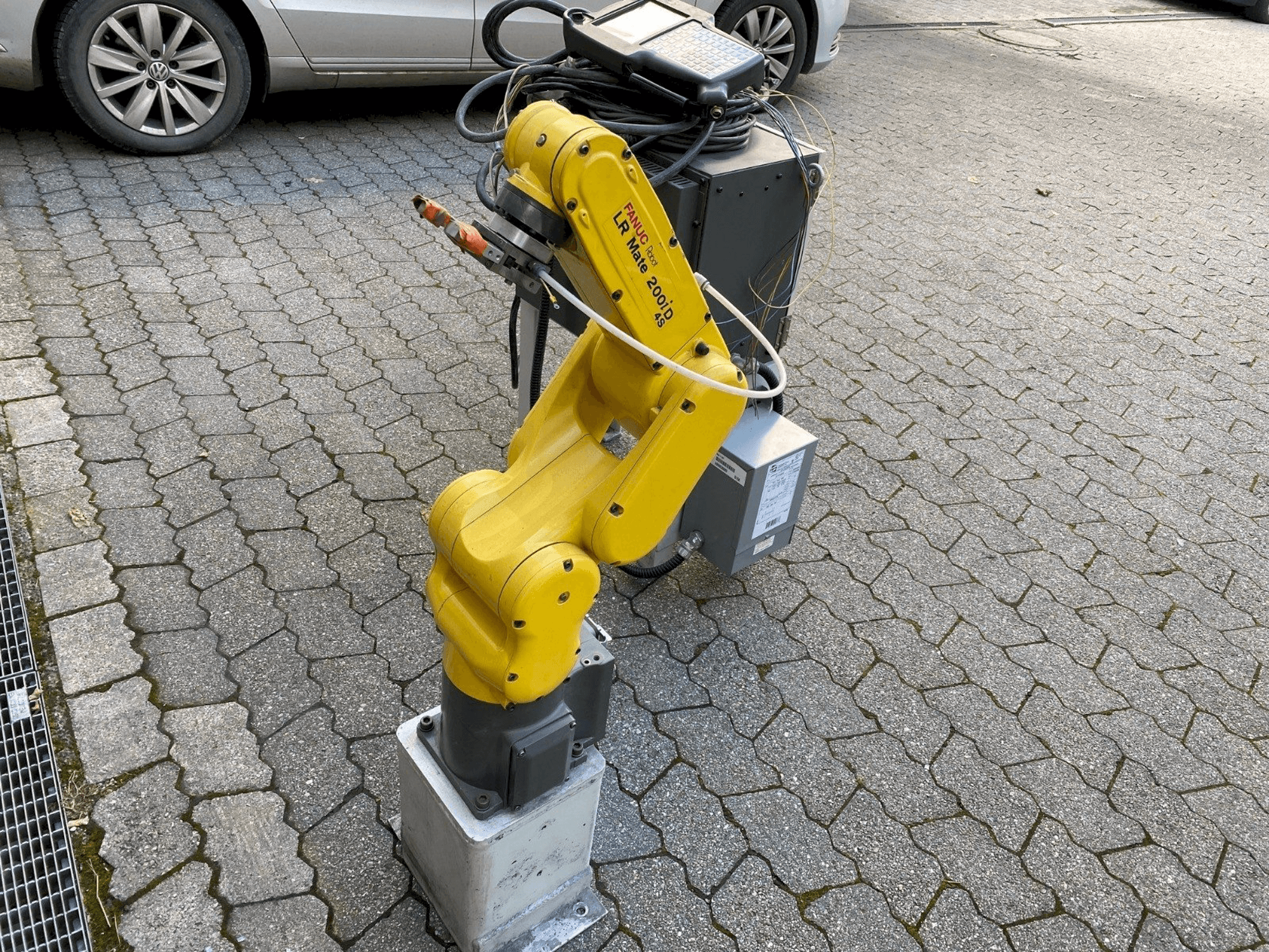 Front view of FANUC LR Mate 200iD/4S machine