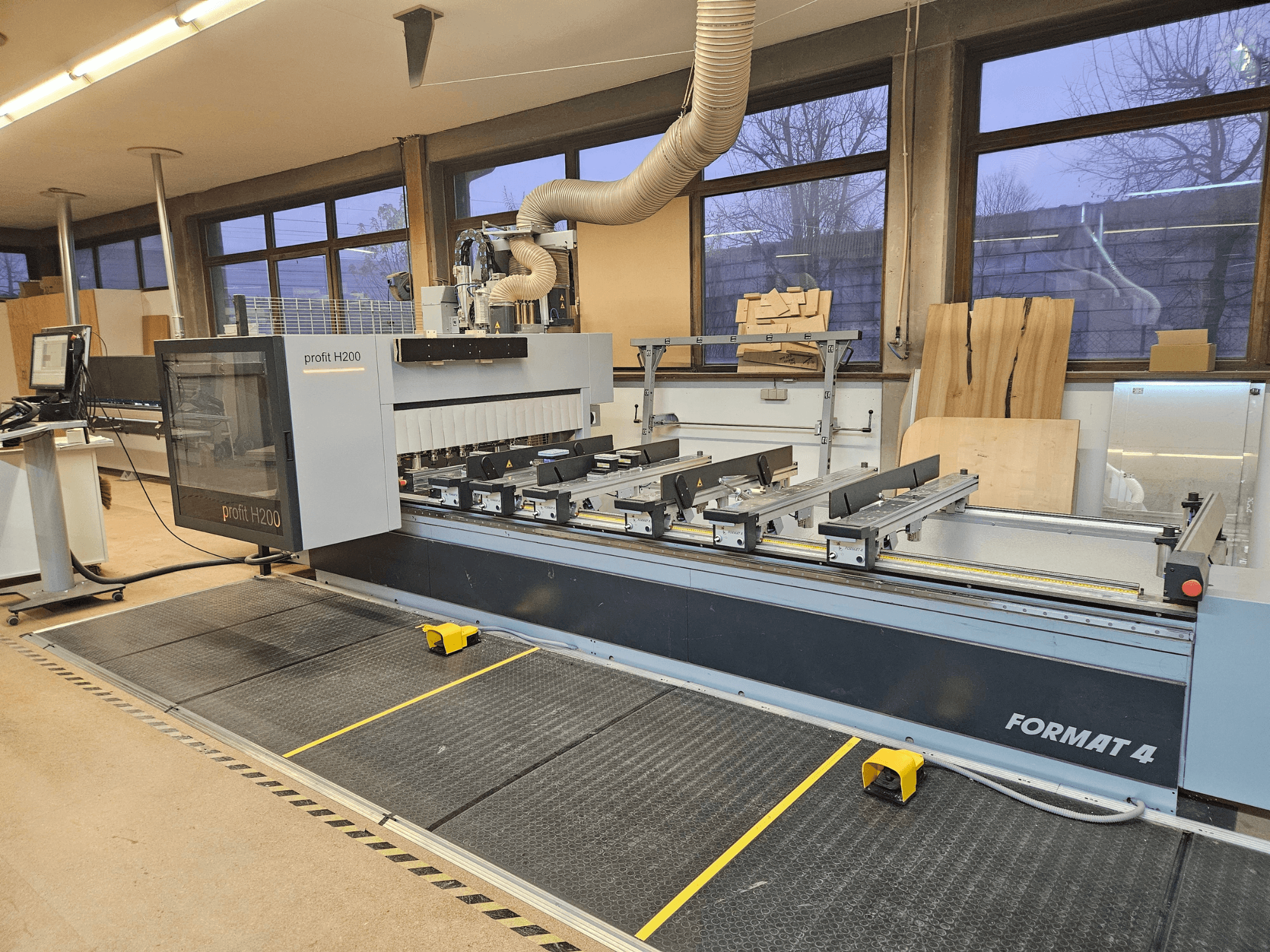 Format 4 profit H200 CNC machine, front view, with cutting bed, control panel, and dust extraction system visible.
