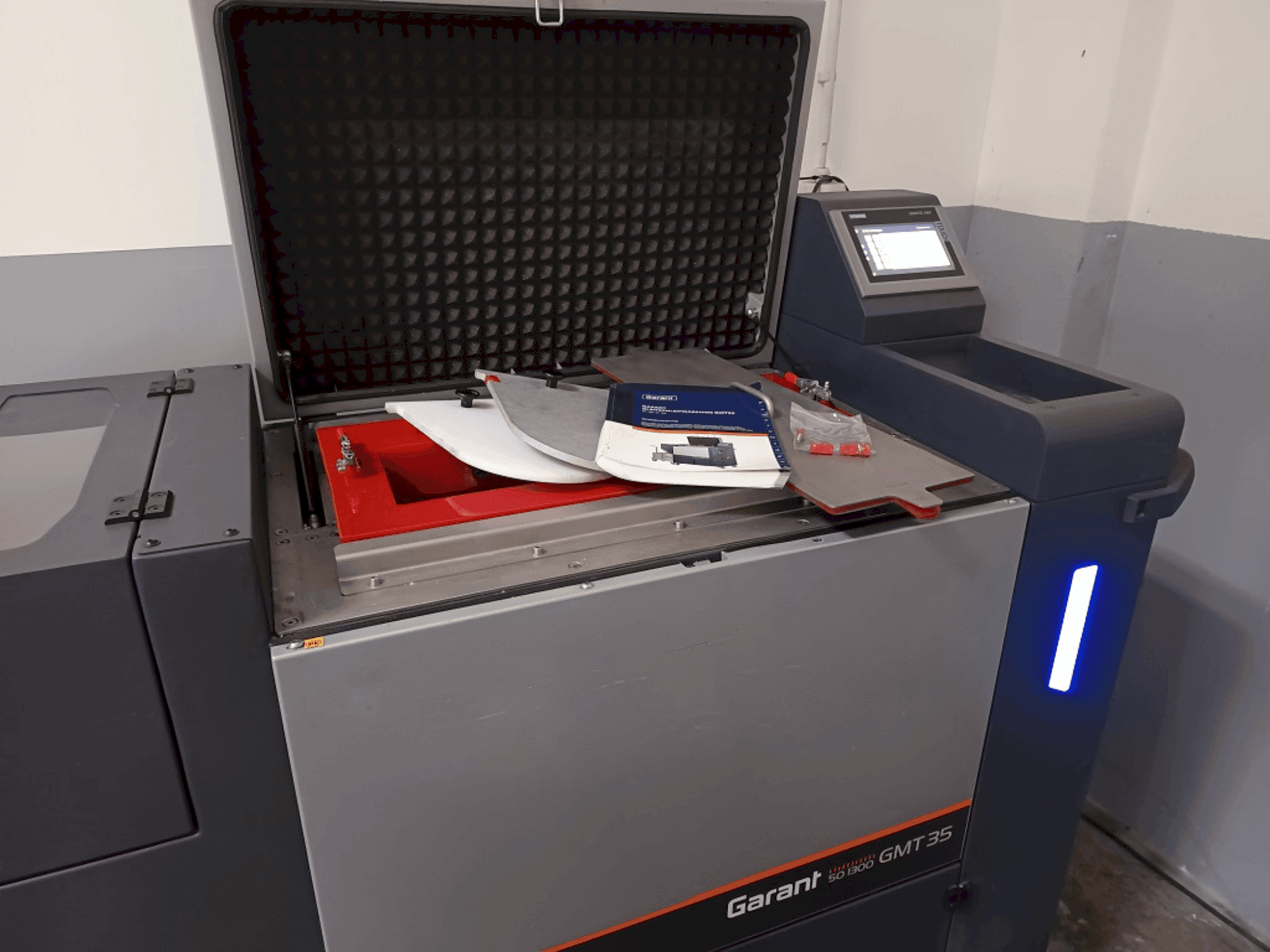 Front view of HOFMANN GMT 35 machine