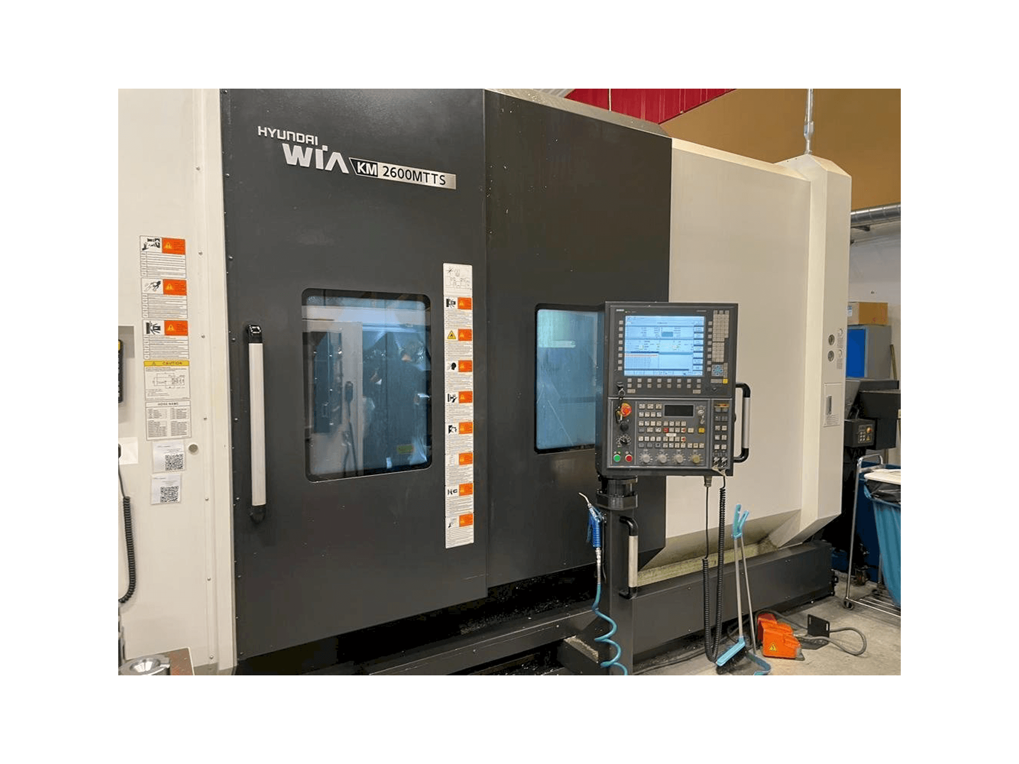 Front view of Hyundai Wia KM 2600 MTTS machine