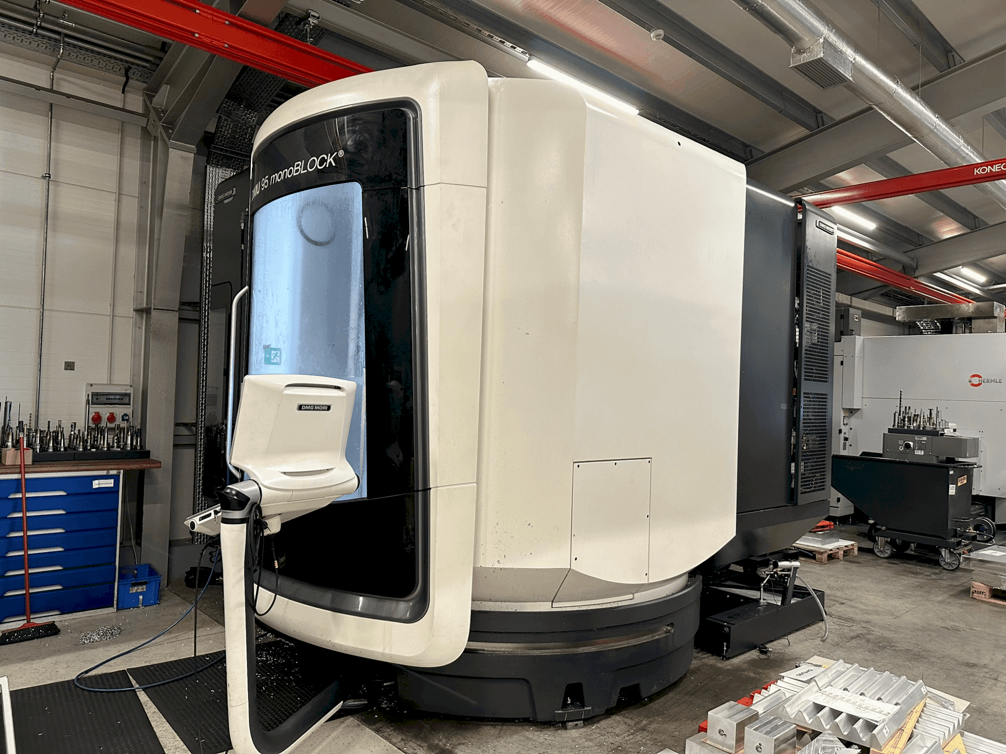 Front view of DMG MORI DMU 95 monoBLOCK (2021) machine