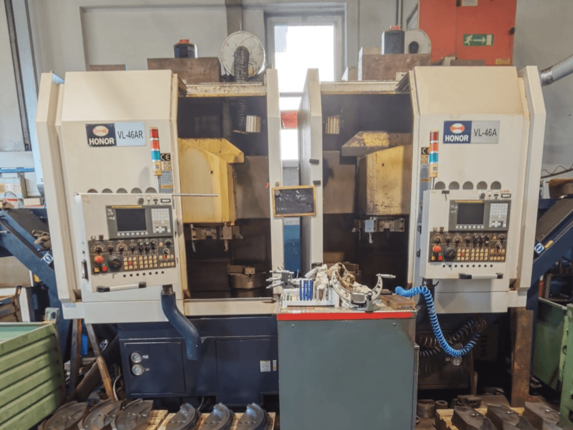 Vertical Turning Machine HONOR SEIKI VL 46 AR with dual workstations, front view showcasing control panels and tools.