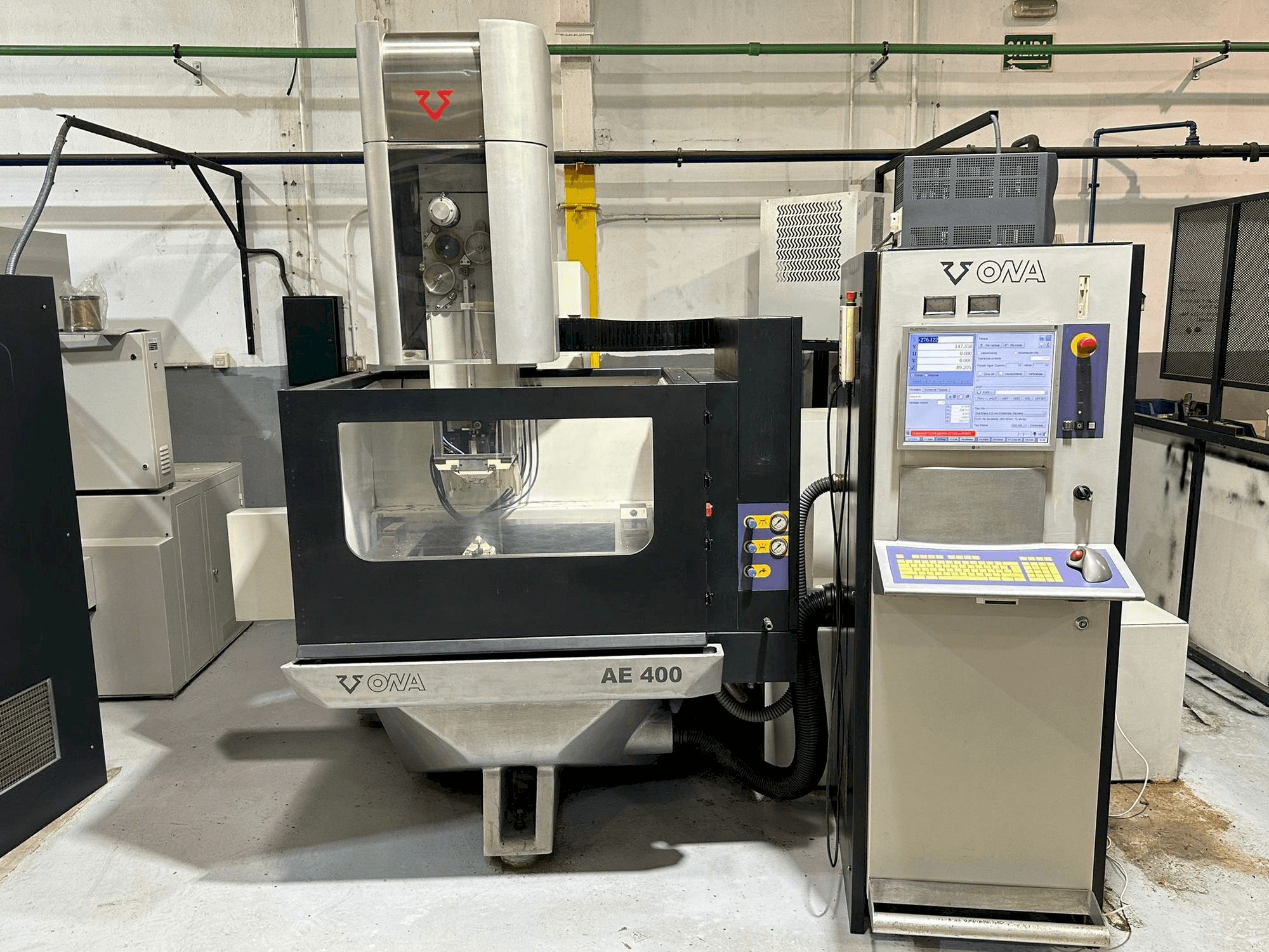 Front view of ONA AE400 machine