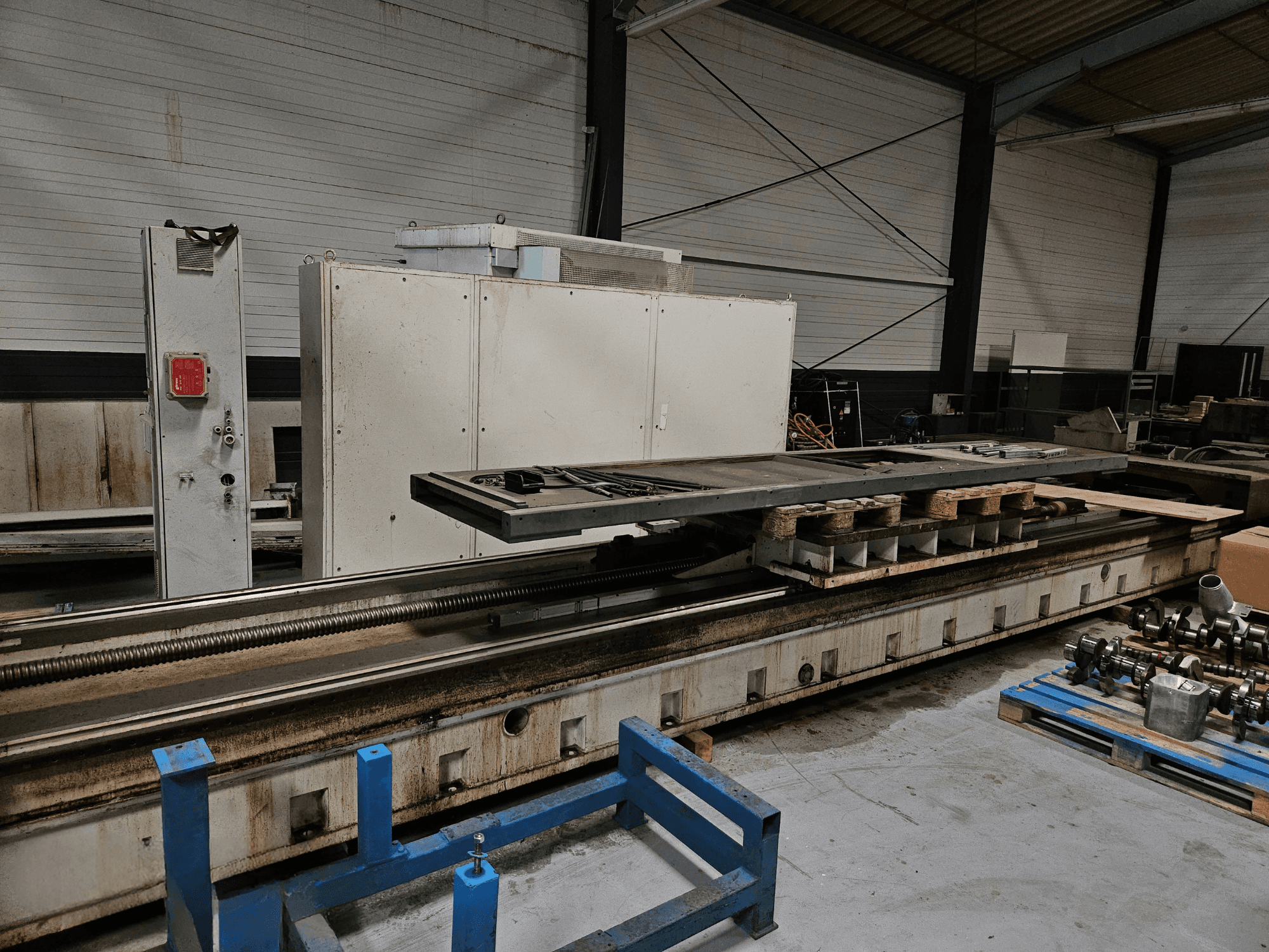 SHW UFZ 6L bed type milling machine viewed from the front, showcasing the large milling table and control panel.