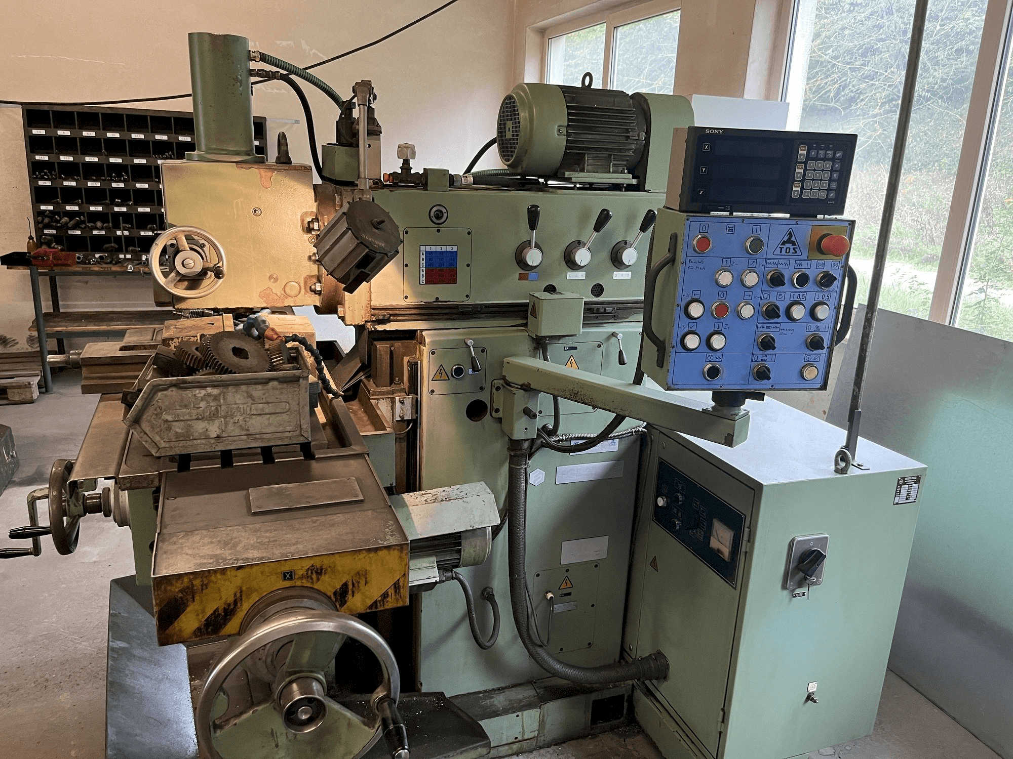 Front view of TOS FGS 25 machine