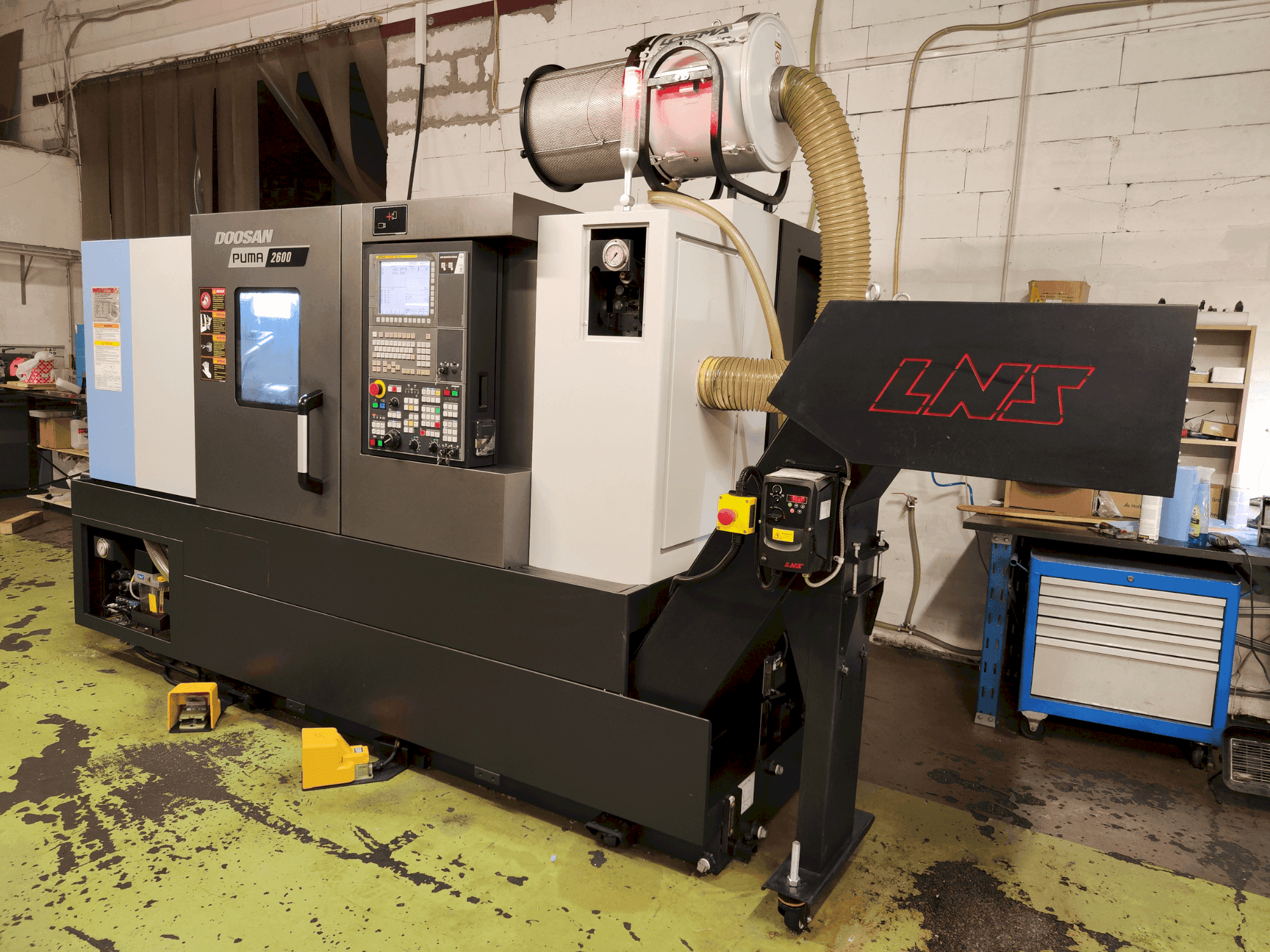 Front view of DOOSAN Puma 2600/500 machine