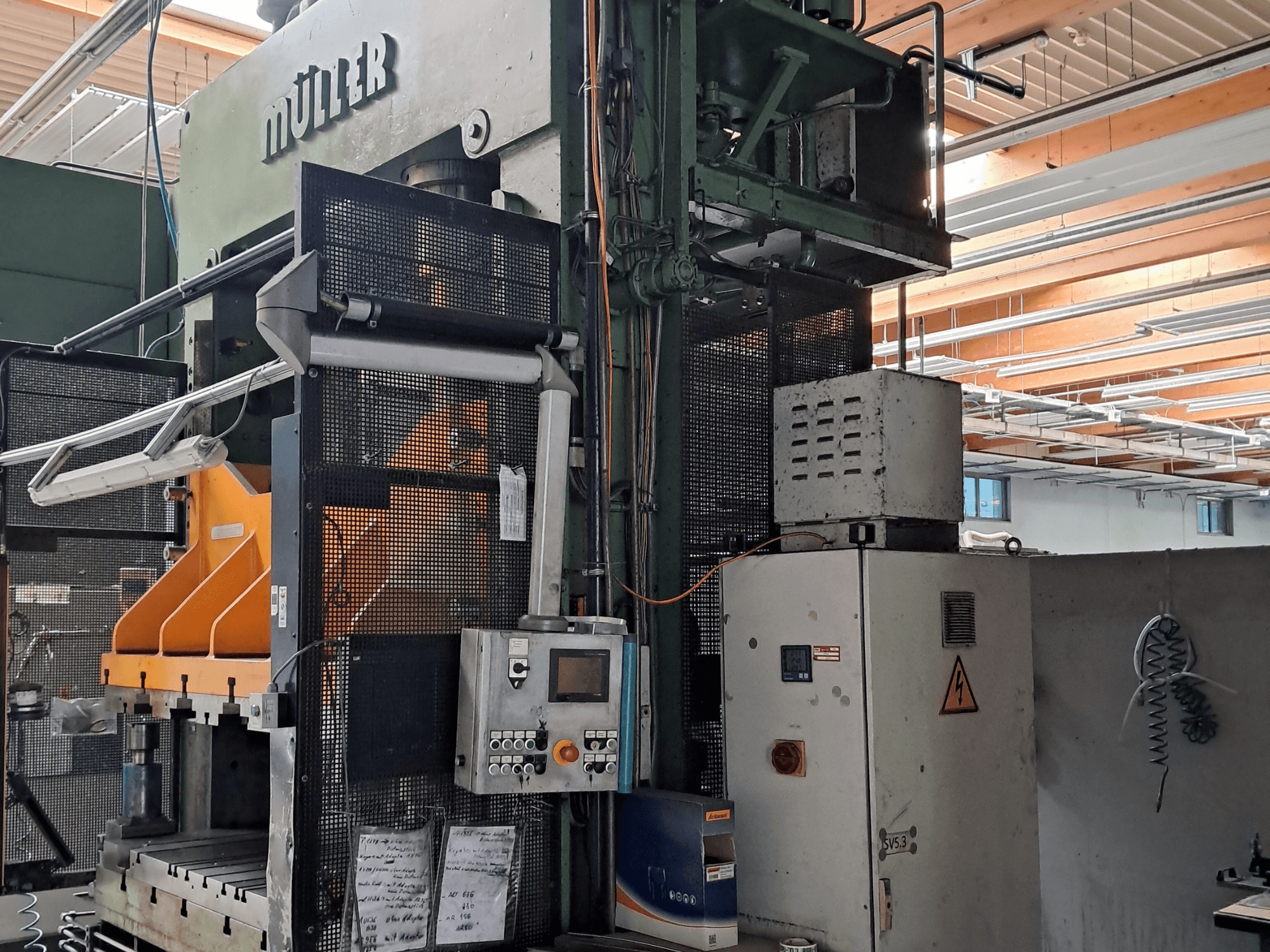 Müller SE 201.1.1 /32 metal press, front view, showcasing control panel, safety guard, and operational components.