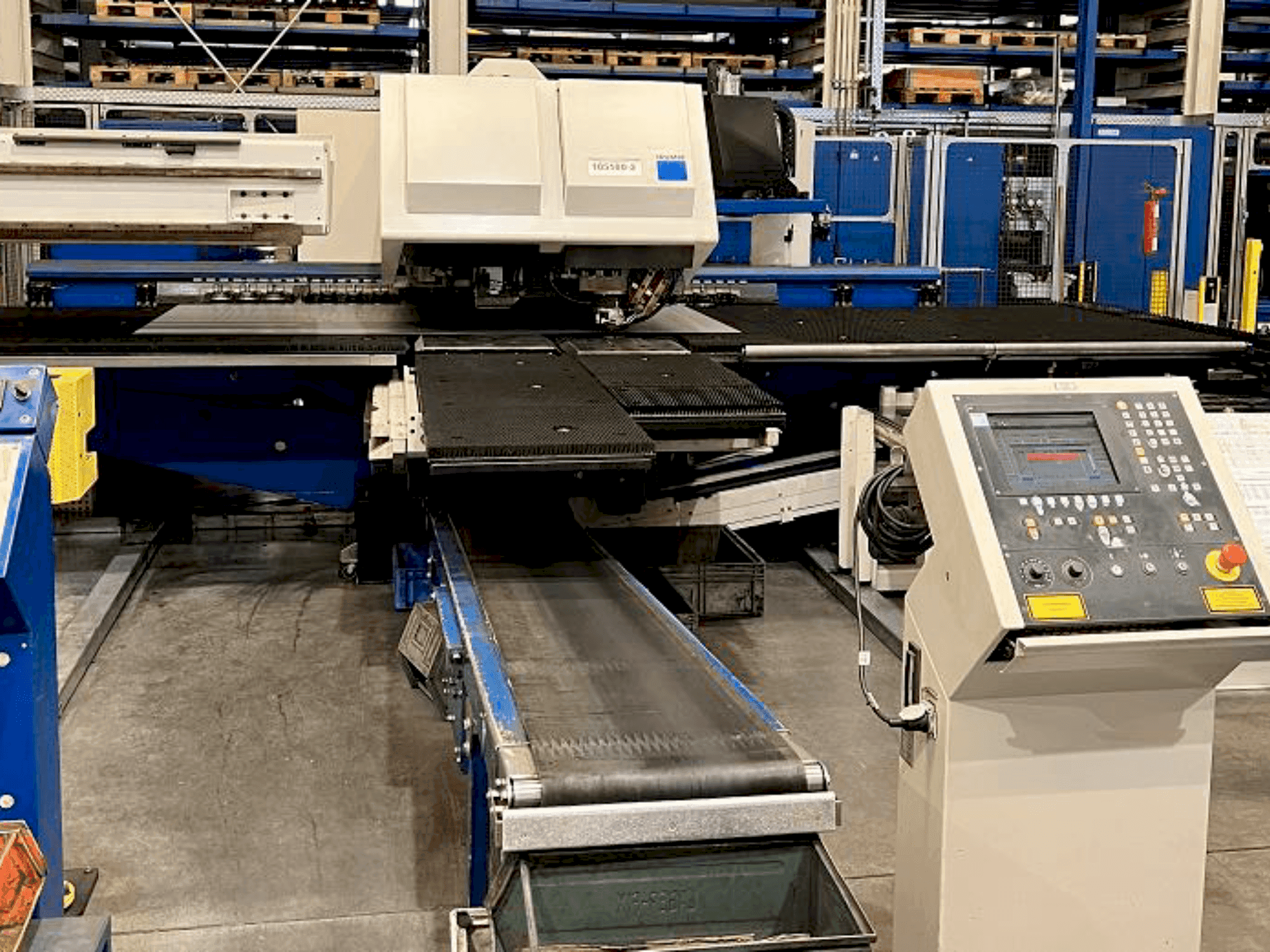 Front view of TRUMPF Trumatic 6000 L + Sheetmaster machine