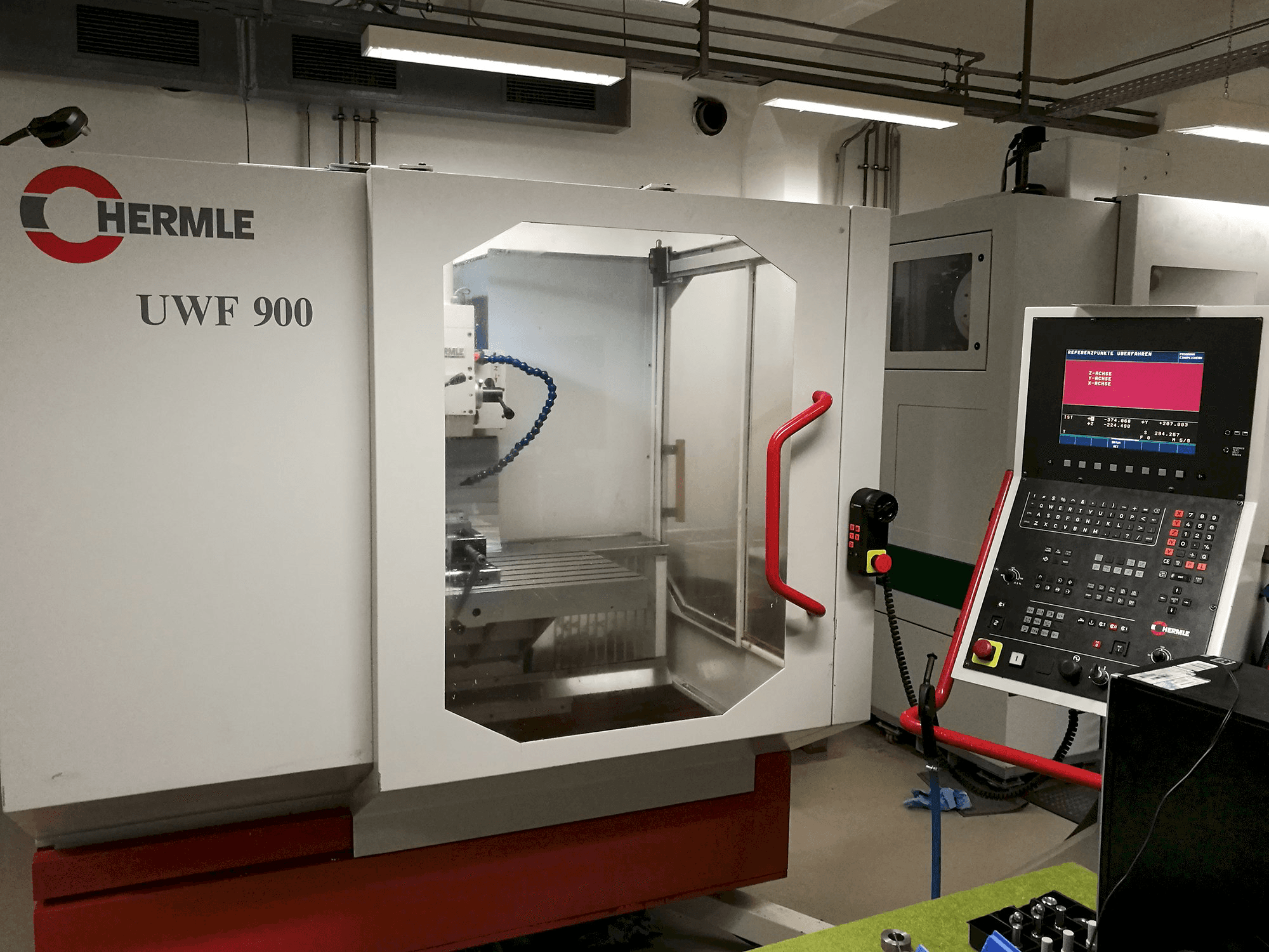 Left view of HERMLE UWF 900 Machine