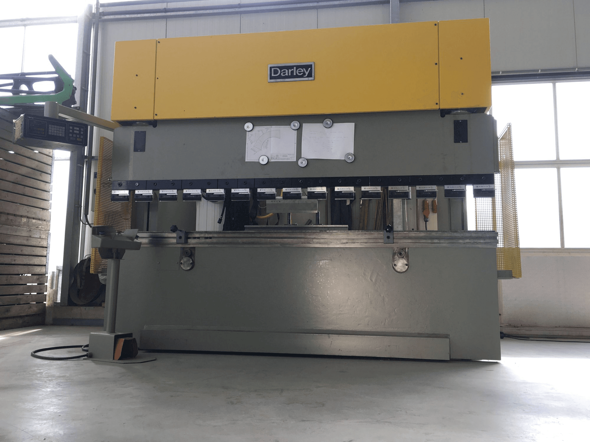 Front view of Darley EHP 150 31/25 Machine