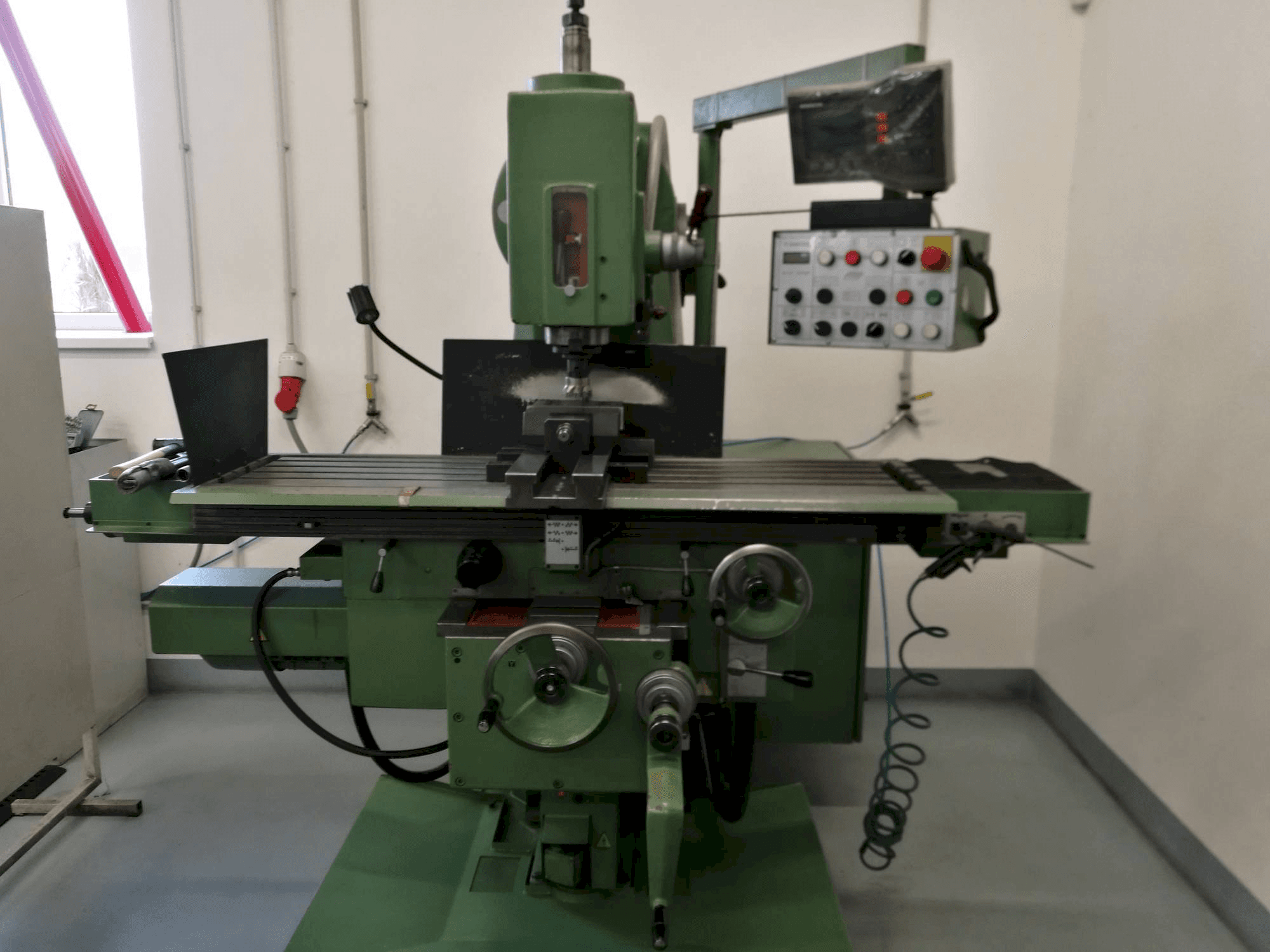 Front view of TOS FGV 32 machine