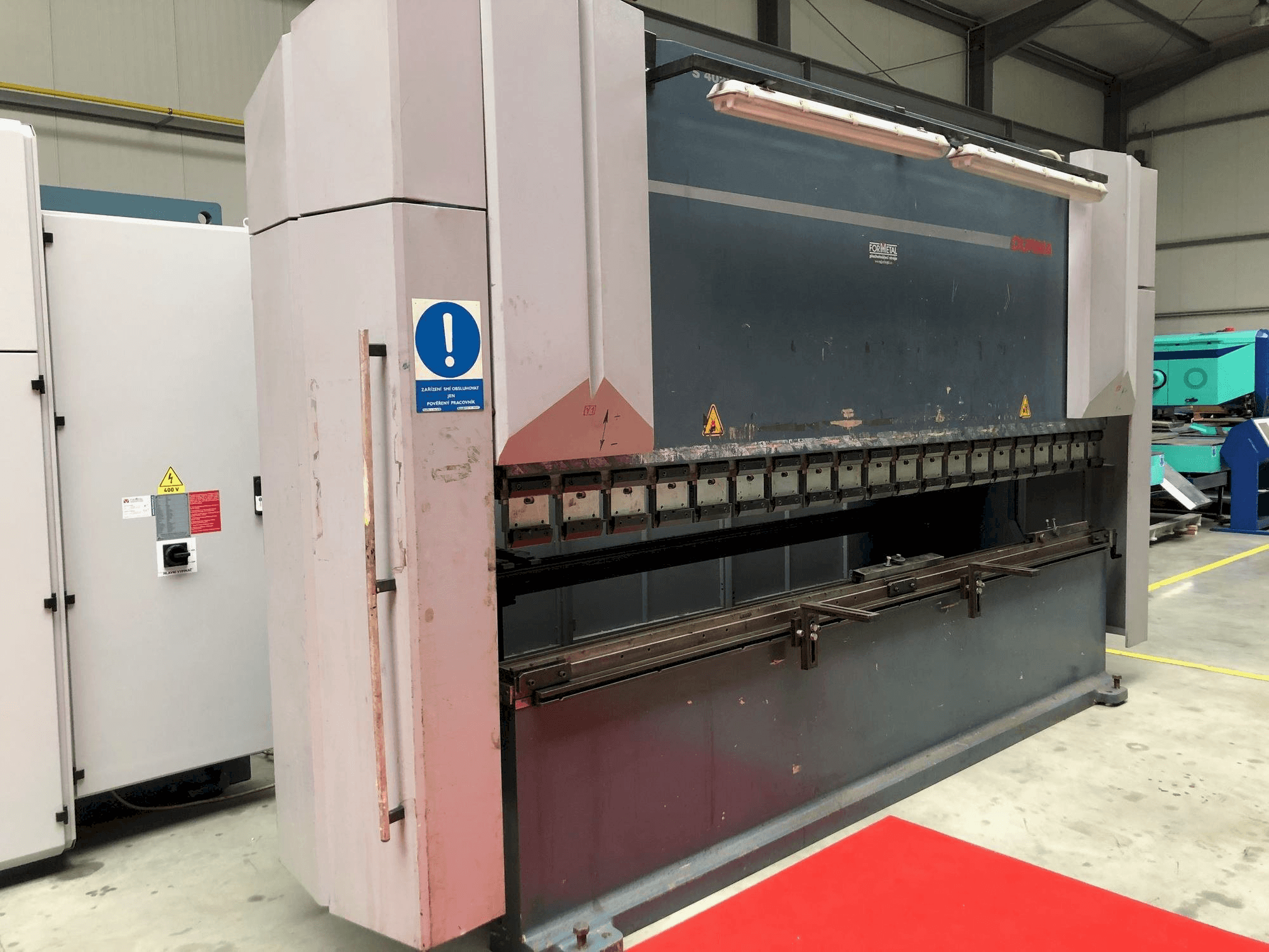 Left view of Durma AD-S 40220 machine
