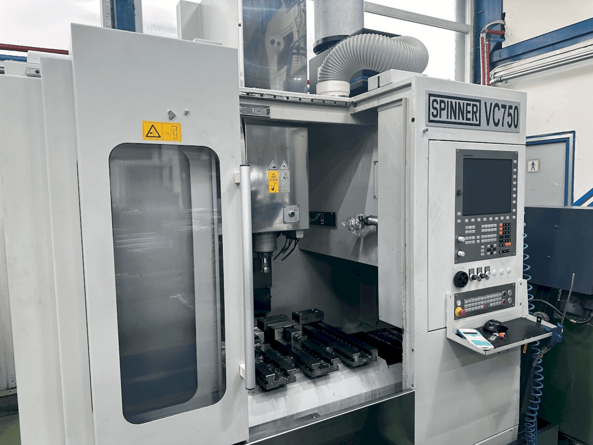 Front view of SPINNER VC 750 machine