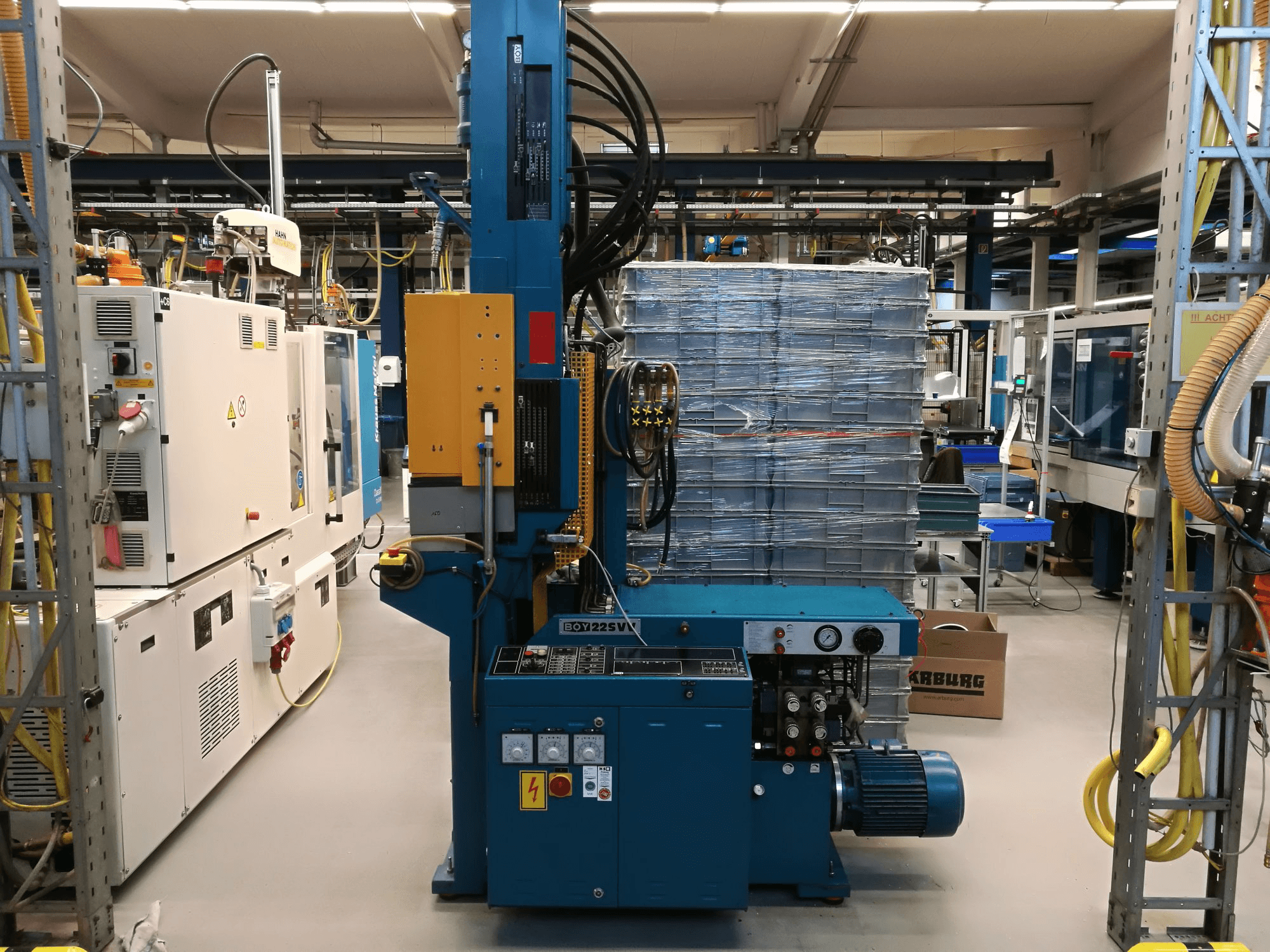 Front view of BOY 22 S VV machine