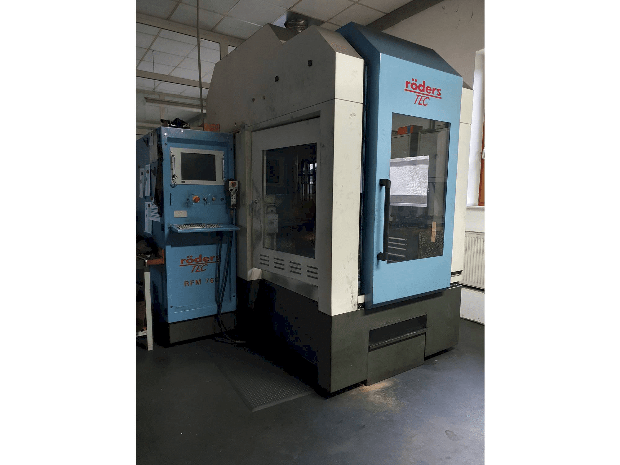 Front view of Roders FRM 760/2 machine