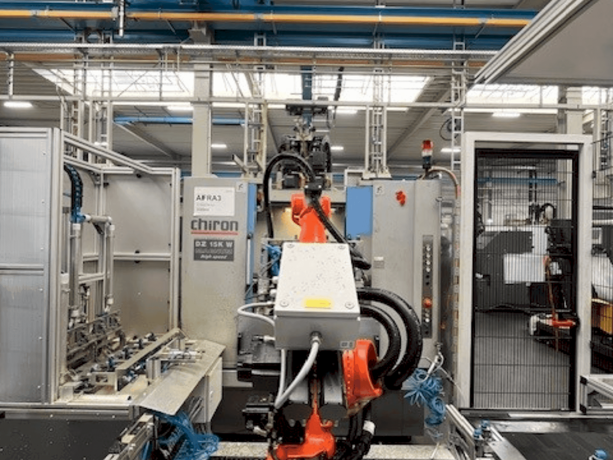 Right view of CHIRON DZ15KWM HS machine