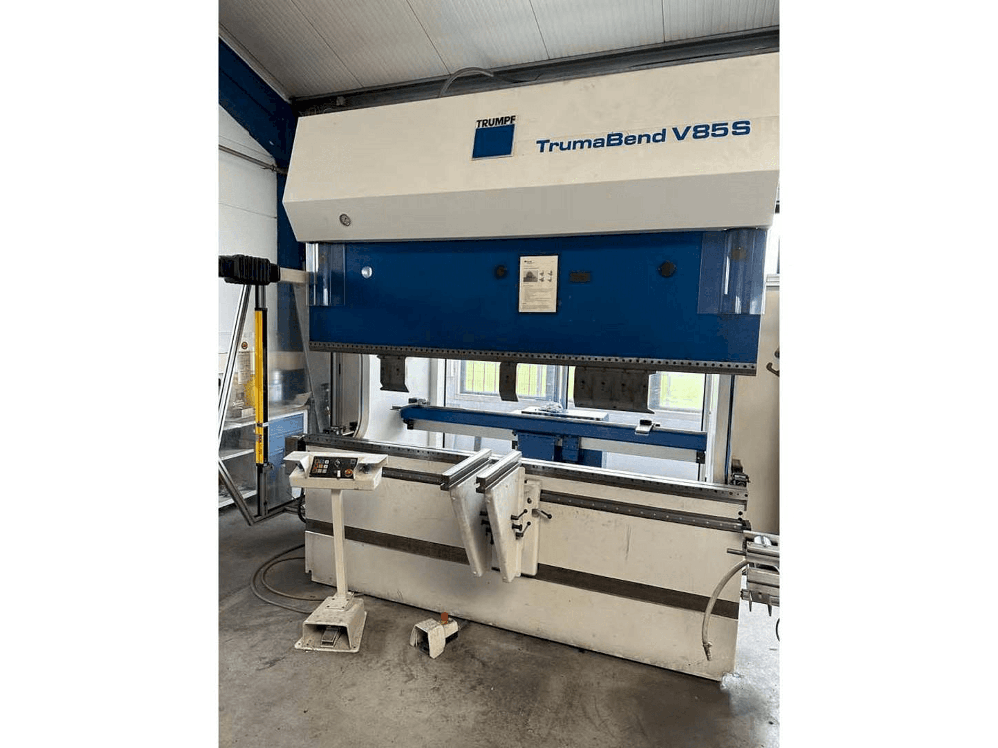 Front view of Trumpf TrumaBend V85S machine