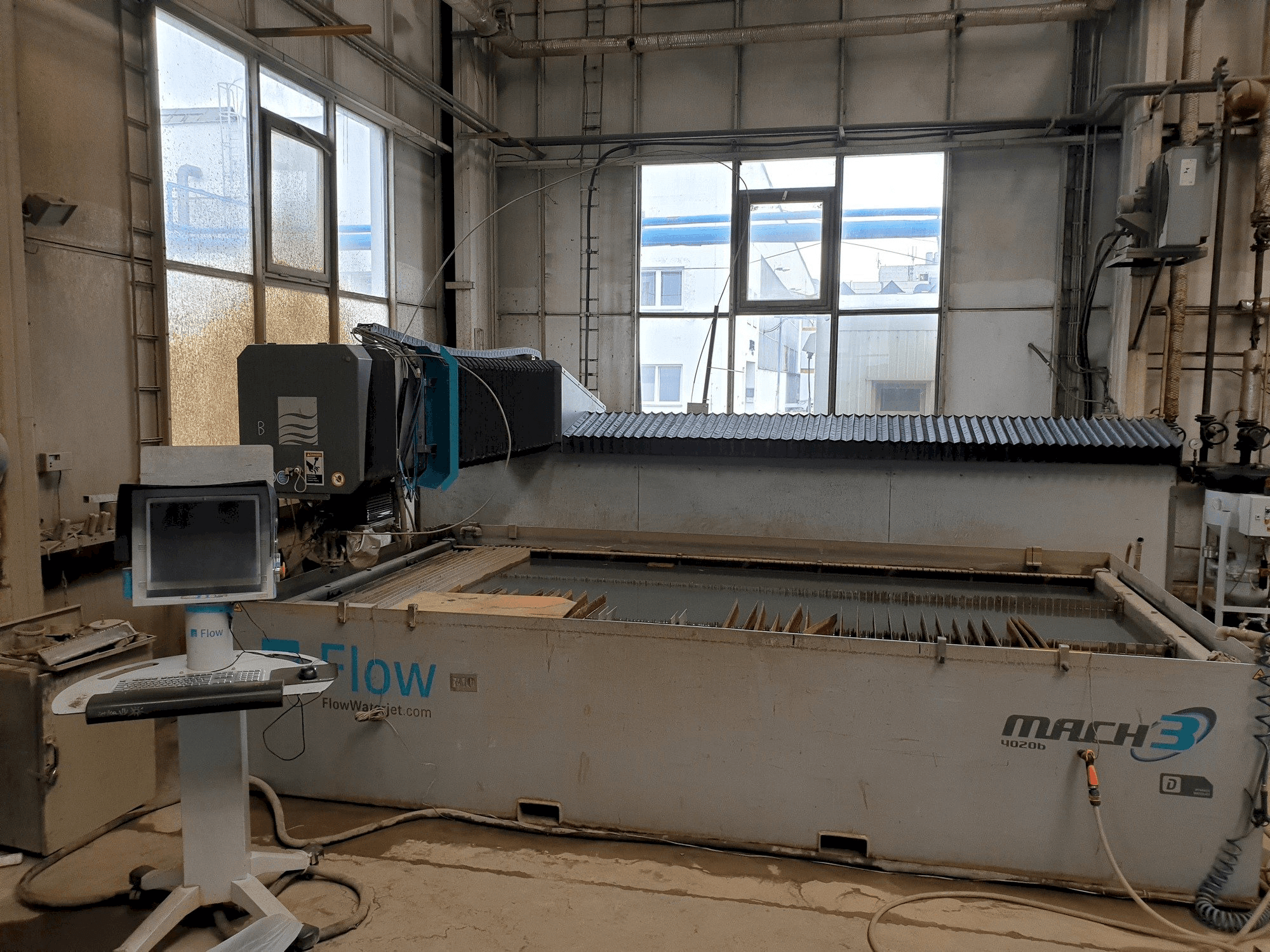 Front view of Flow Mach 3-4020B machine