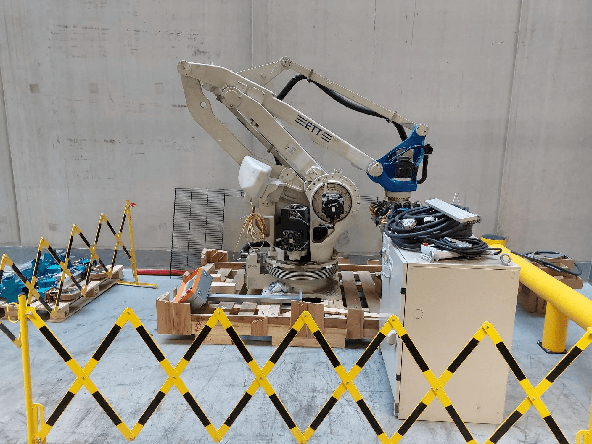 Front view of Yaskawa Motoman YR-MPL0160-B04 machine