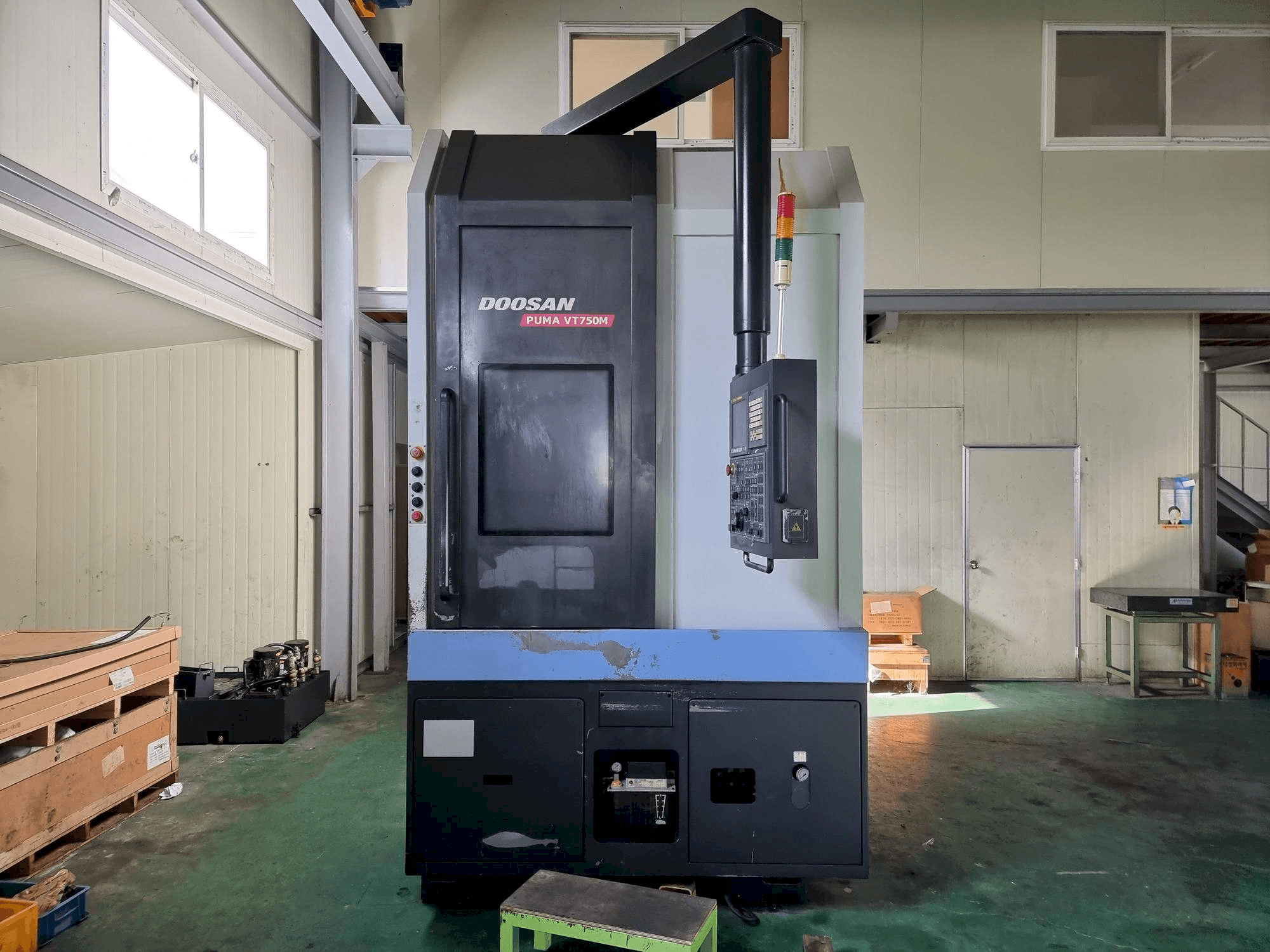 Front view of Doosan Puma VT750M machine