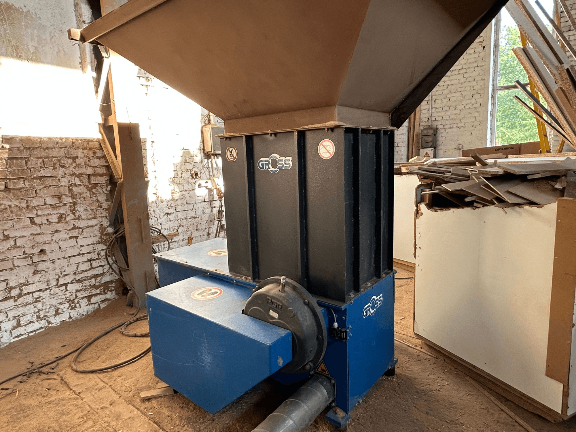 GROSS GAZ62 wood processing machine in a workshop, featuring a vertical hopper and dual blue base units from a side view.