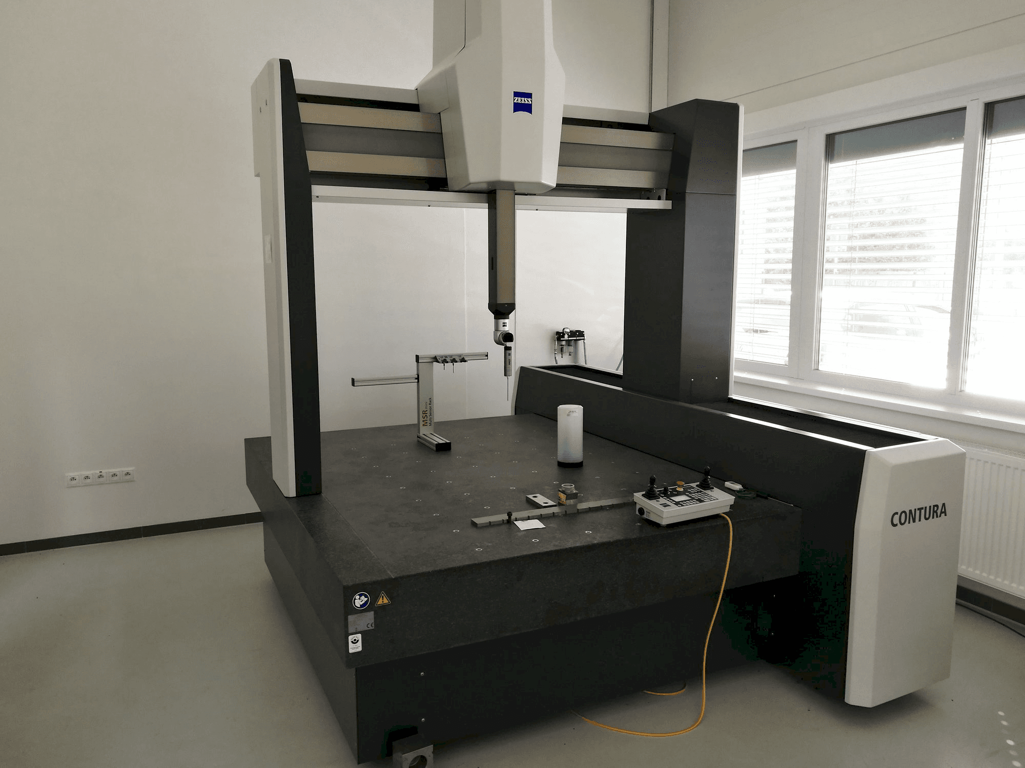 Front view of ZEISS CONTURA 12/18/10 RDS machine