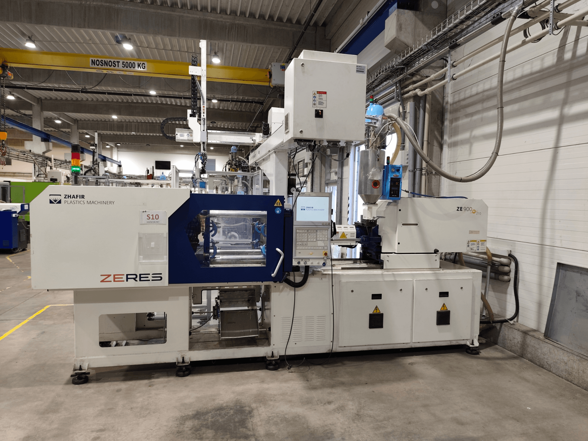 ZHAFIR ZERES ZE900/210B electrical injection moulding machine, front view showcasing control panel and moulding area.