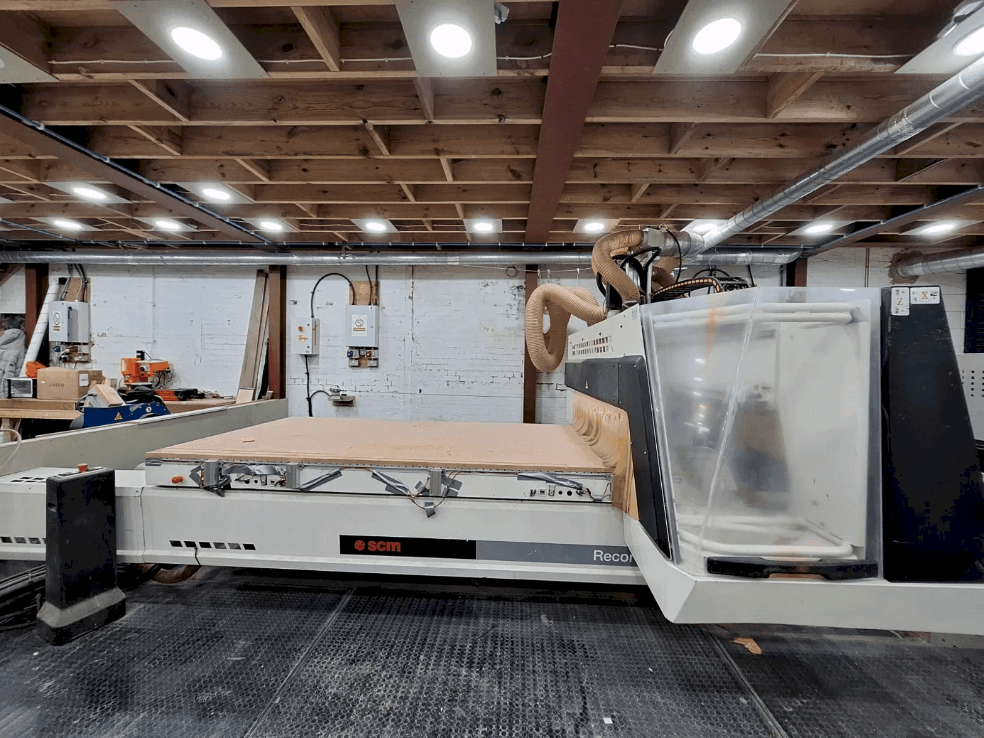 Front view of SCM Record 125 N machine