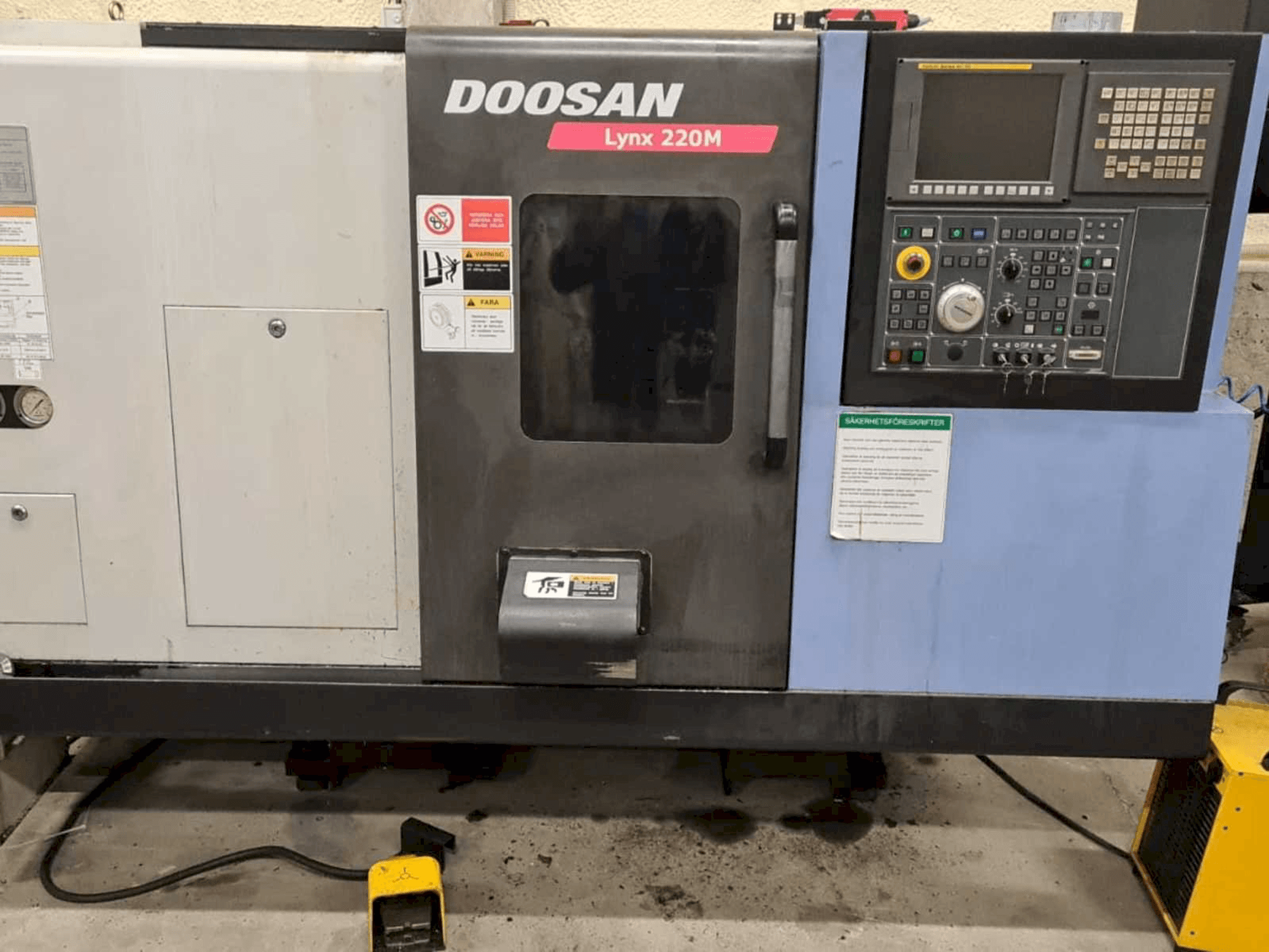 Front view of Doosan Lynx 220MA + bar feeder LNS Express machine