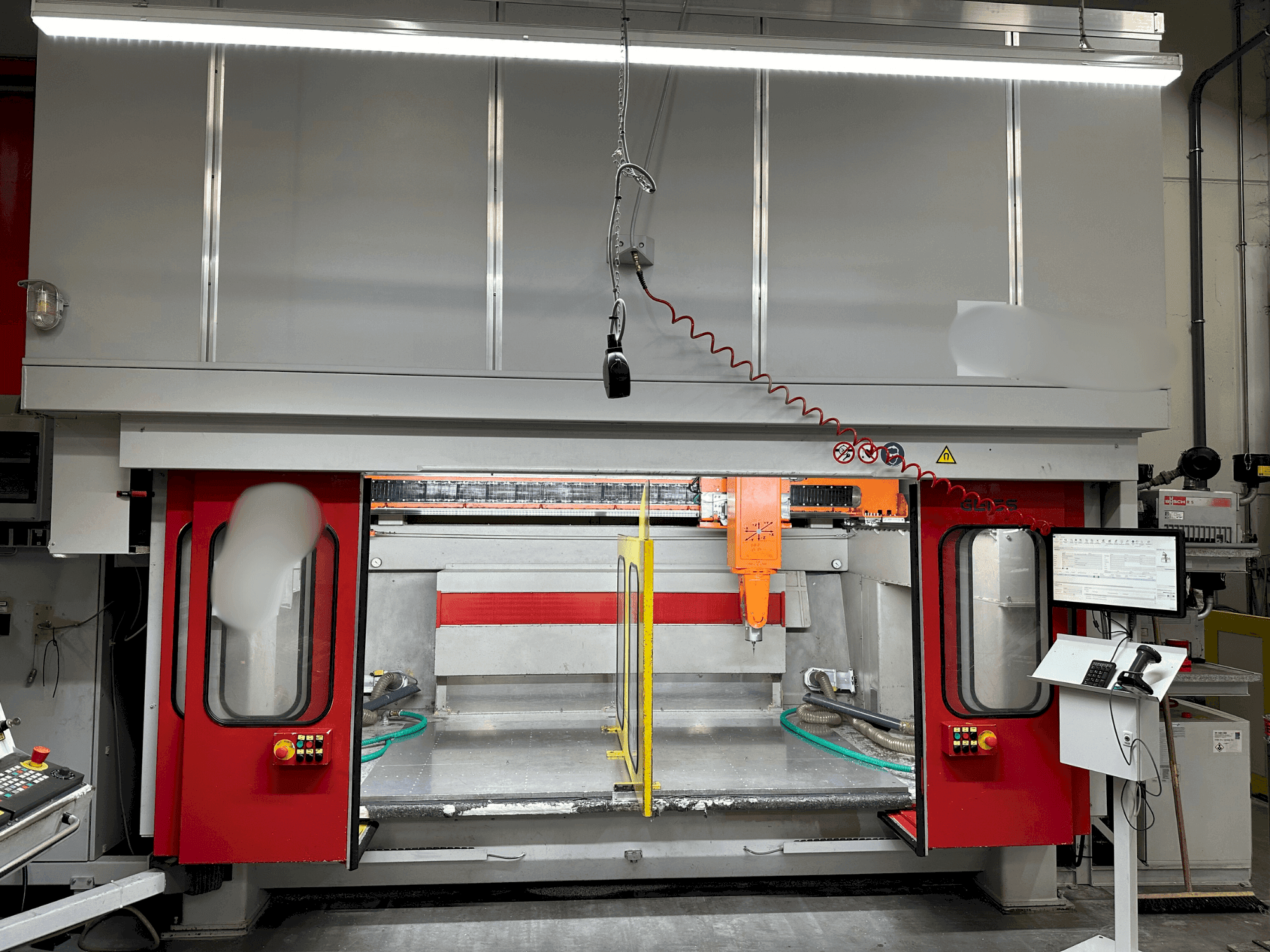 Front view of GEISS 2000 x 1000 LIN machine
