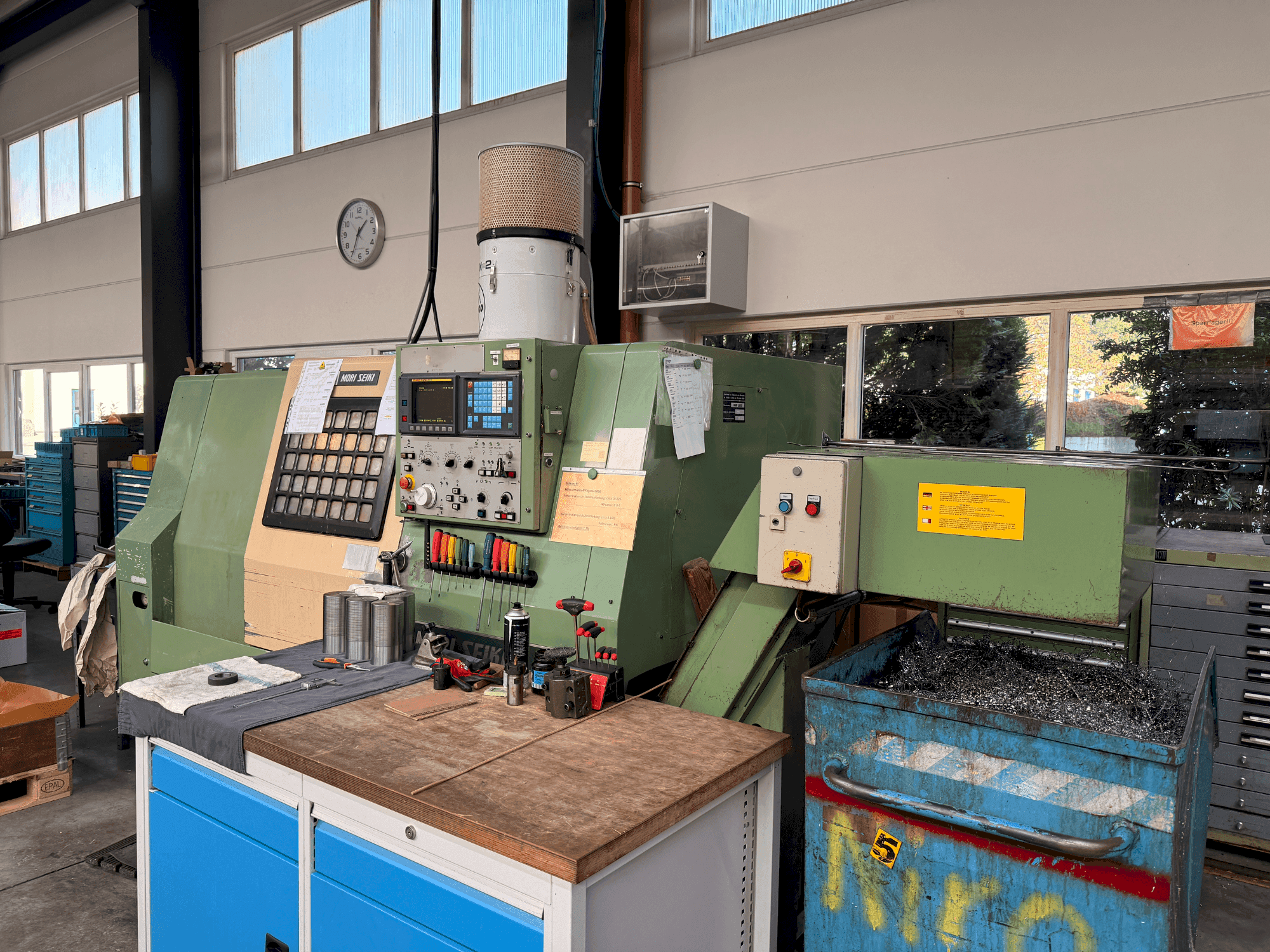 Front view of MORI SEIKI SL 25 (1989) machine