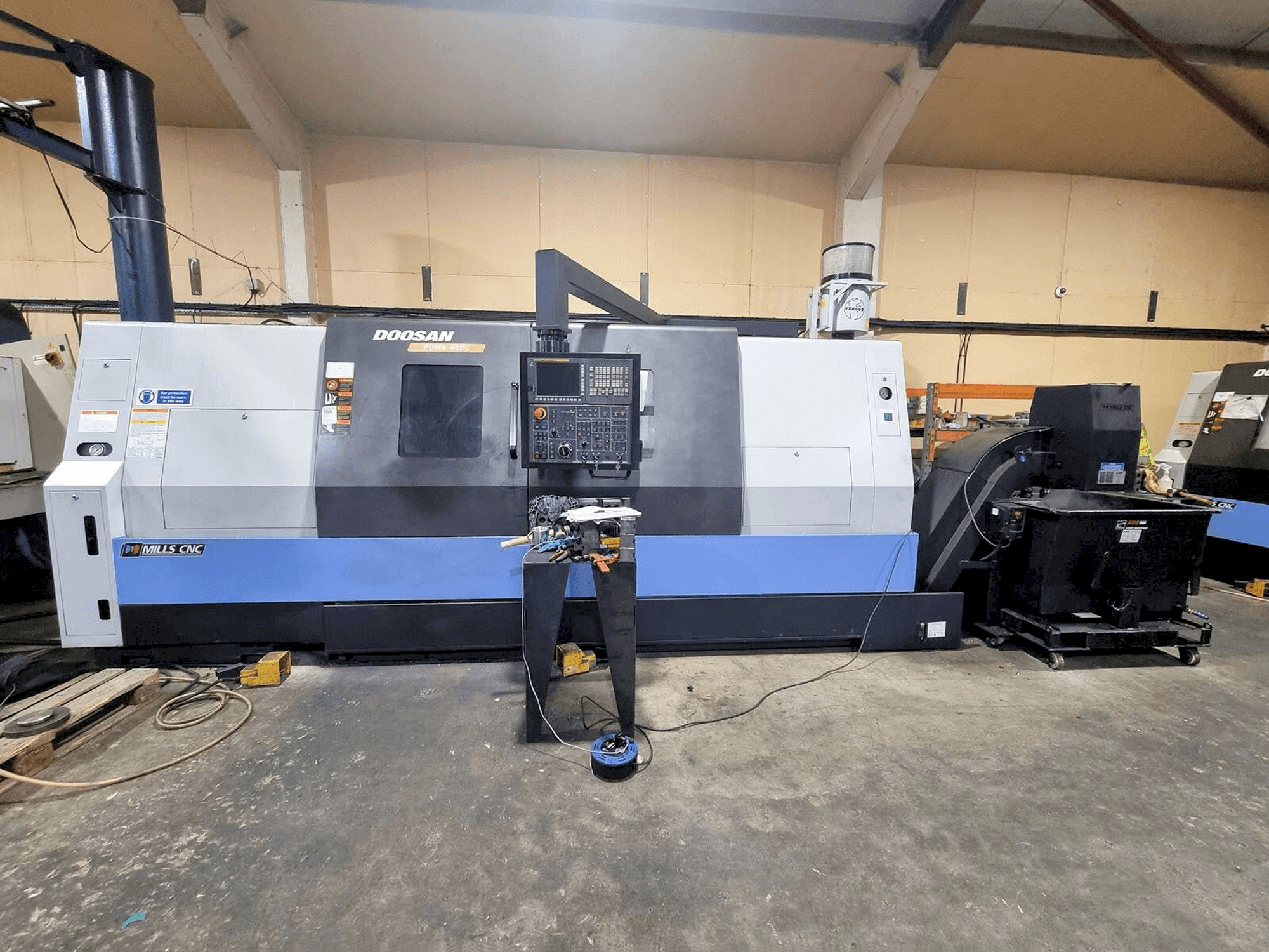 Front view of DOOSAN Puma 400LB machine