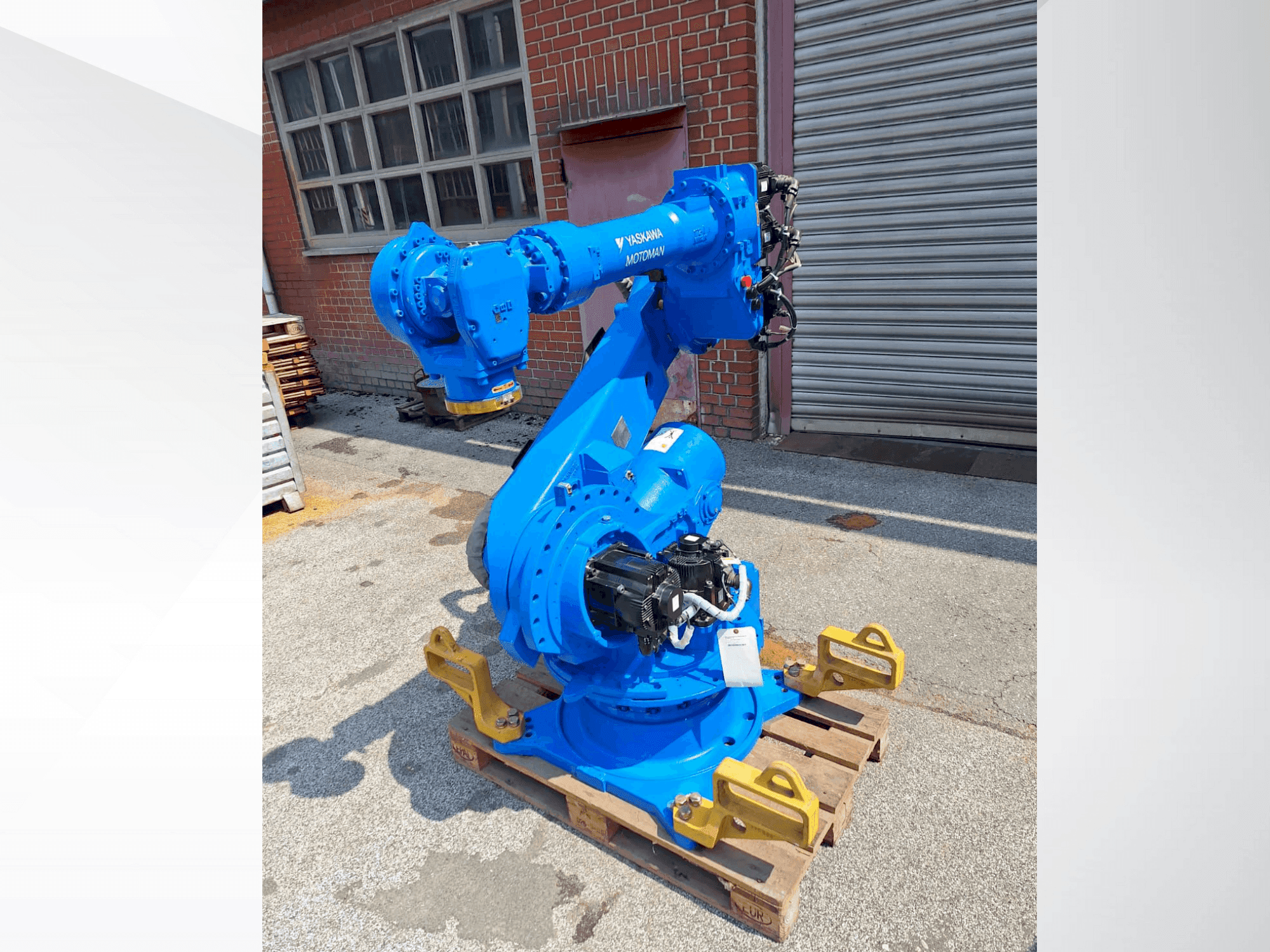 Front view of Yaskawa Motoman ES165D machine