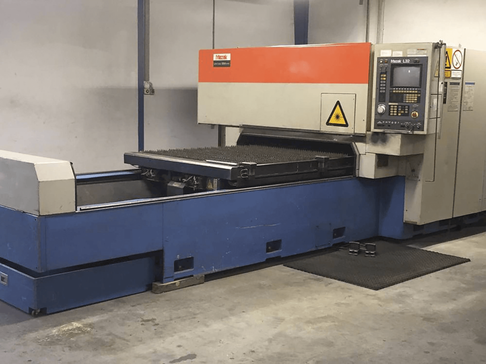 Right view of Mazak SUPERTURBO X510 Machine