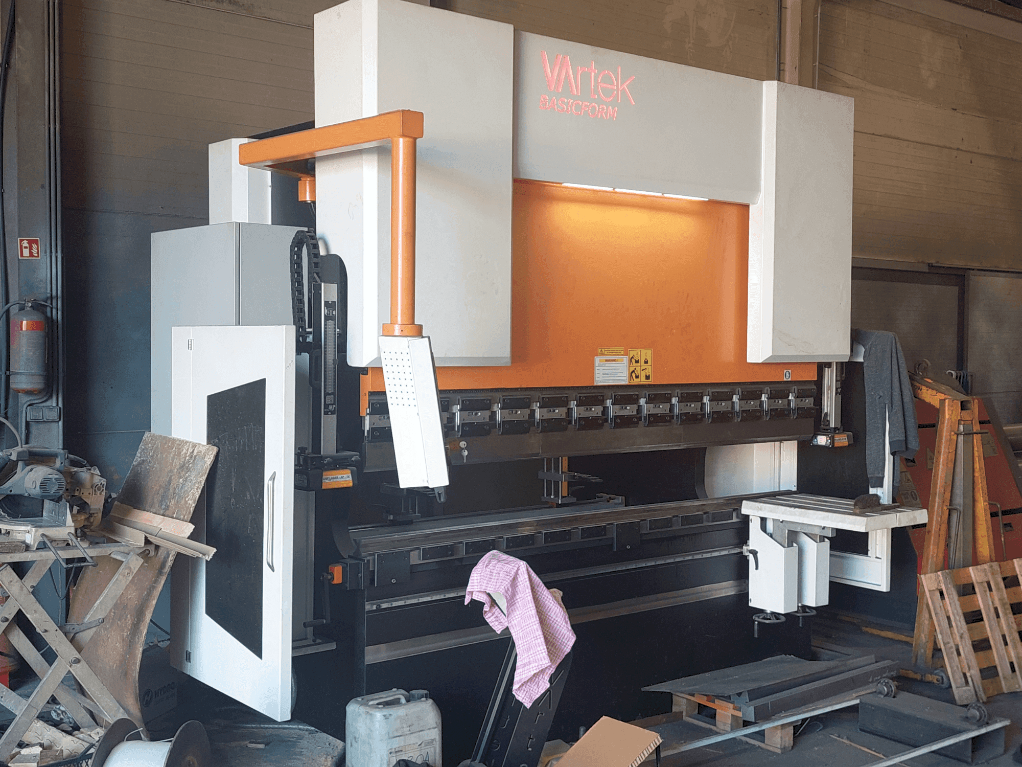 Front view of VARTEK BasicForm 2600 / 135 CNC machine