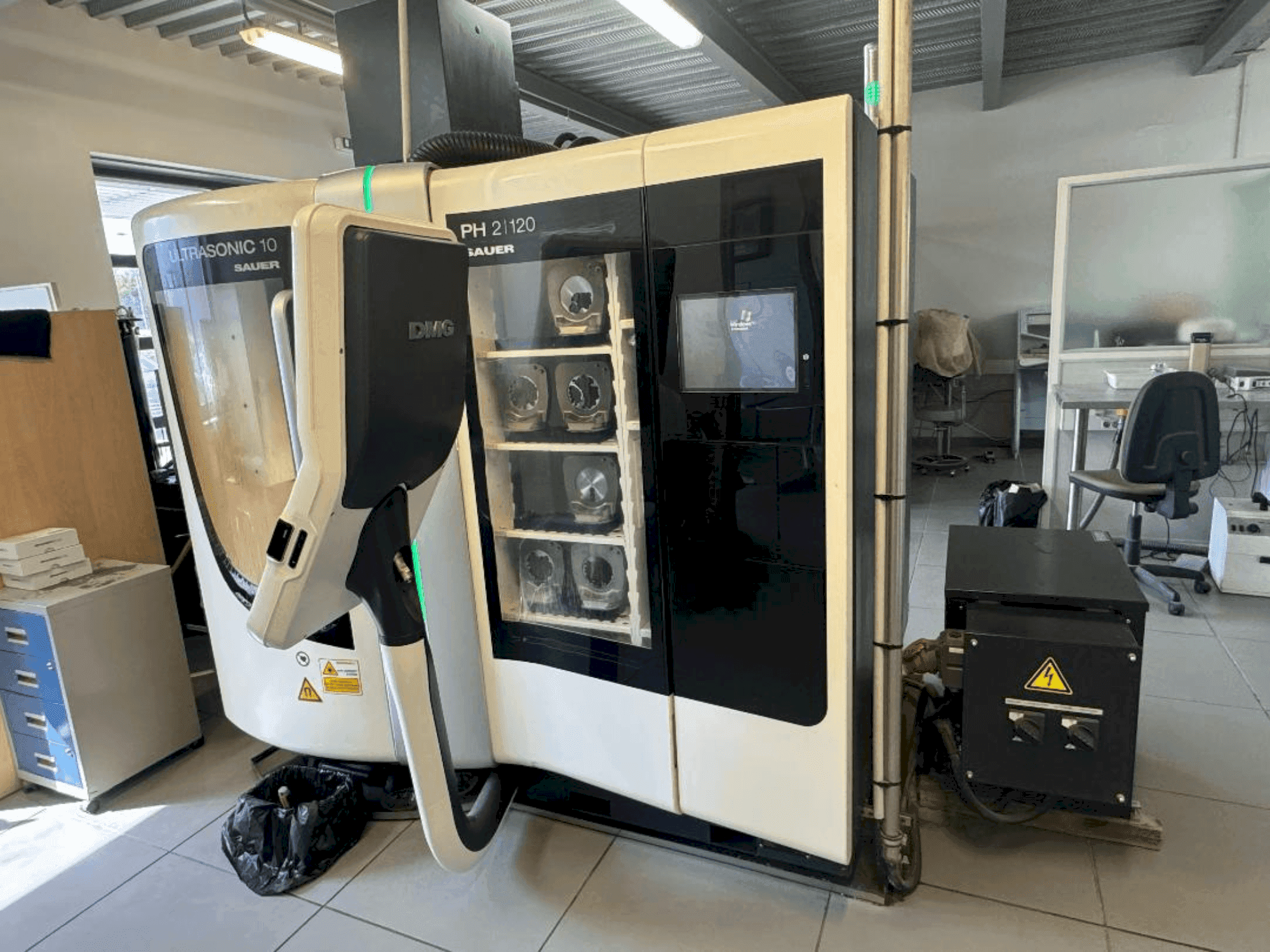 Front view of DMG ULTRASONIC 10/ DENTAL 10 machine