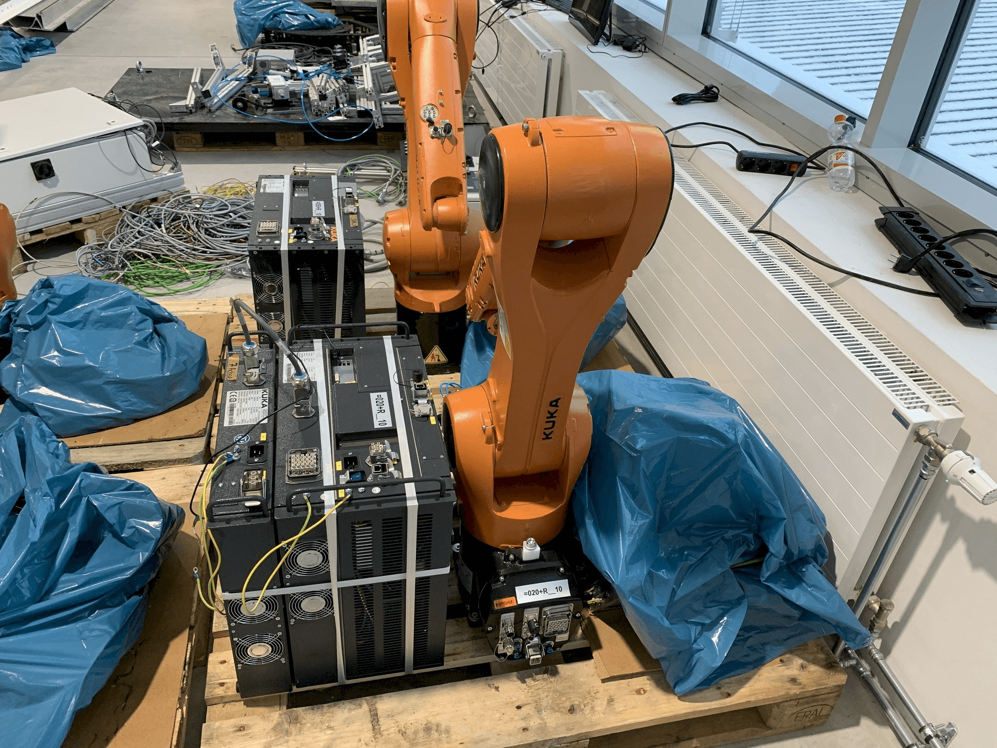 Front view of KUKA KR10 R1100 machine