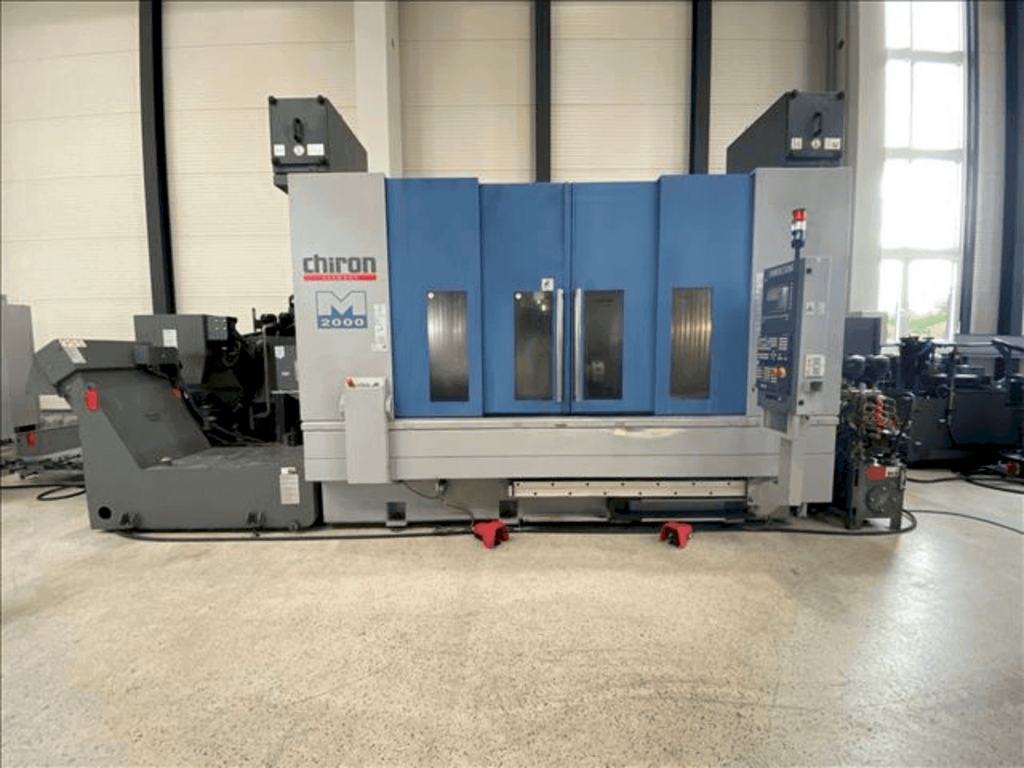 Front view of CHIRON Mill 2000 machine