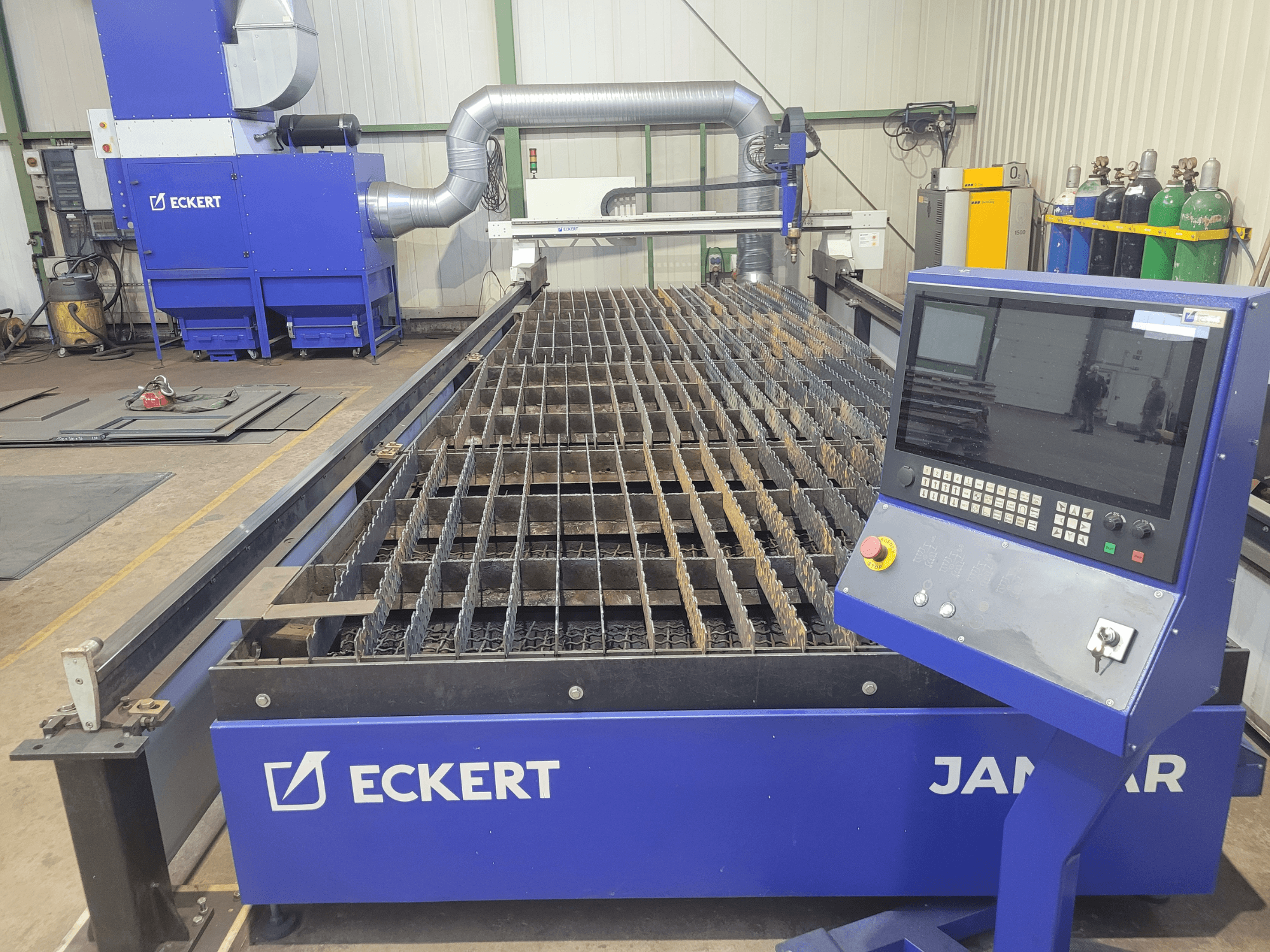 Plasma cutting machine ECKERT Jantar 2, front view with control panel and metal grid for precision cutting.