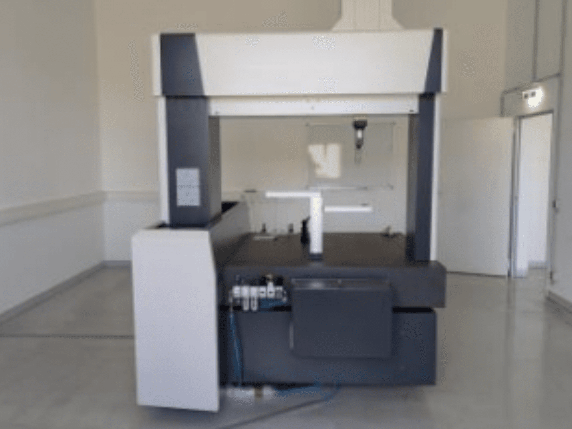 ZEISS Contura 9/12/8 RDS CMM viewed from the front, featuring a large measurement table and control panel on the side.